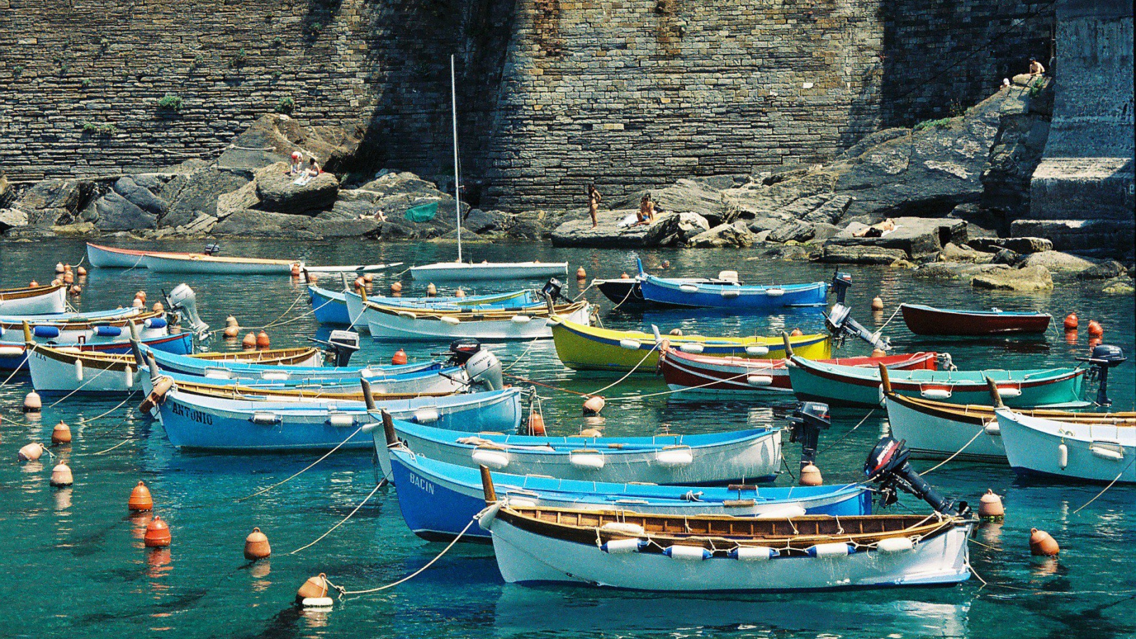 Лодки в бухте на курорте Рапалло, Италия