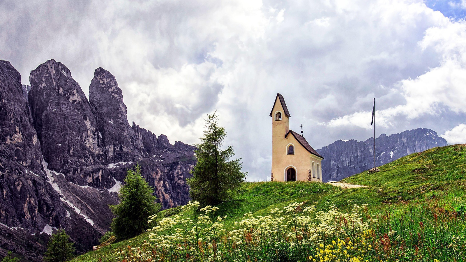Церковь на горнолыжном курорте Валь Гардена, Италия