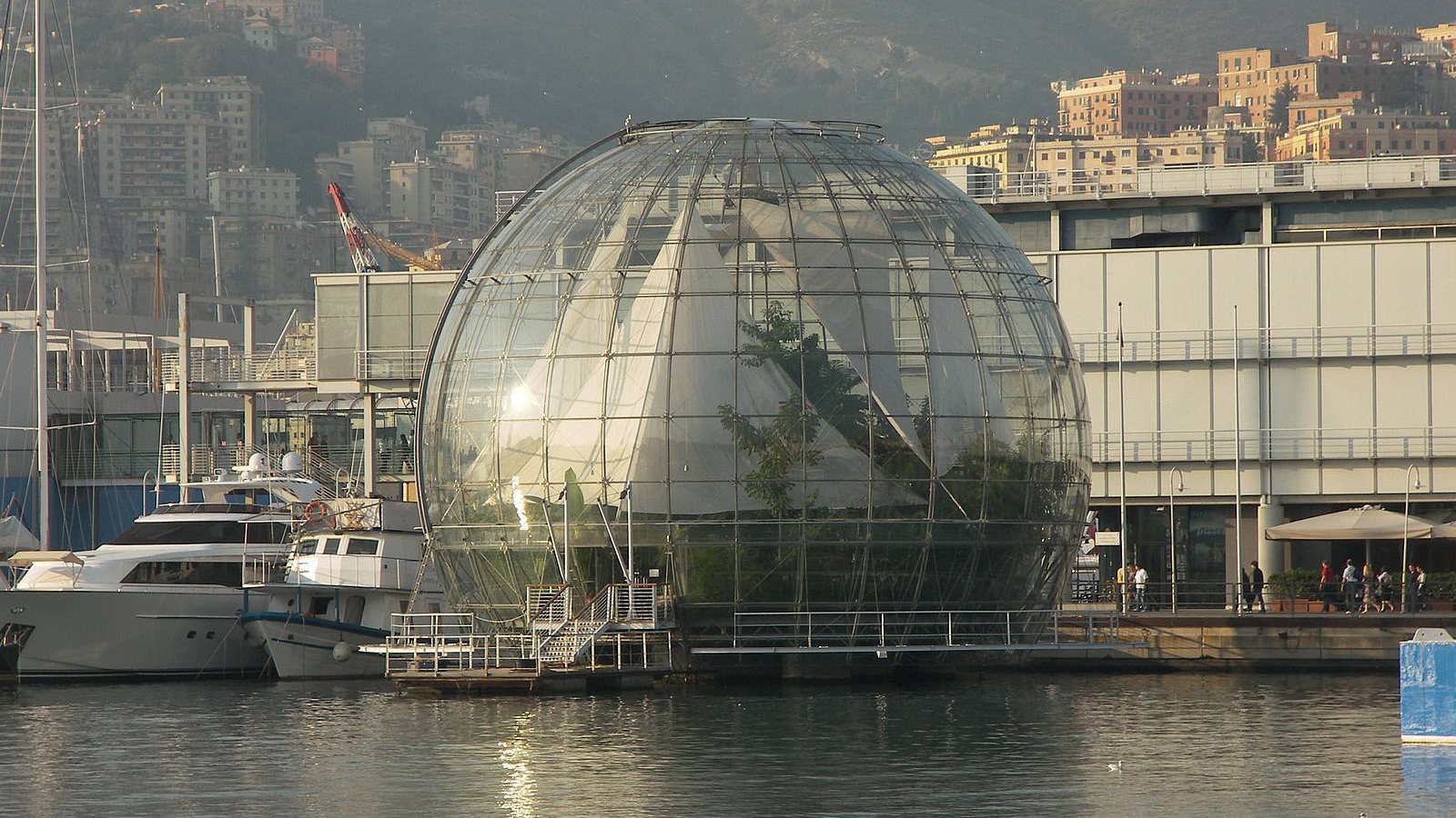 Стеклянный шар в Генуе, Италия
