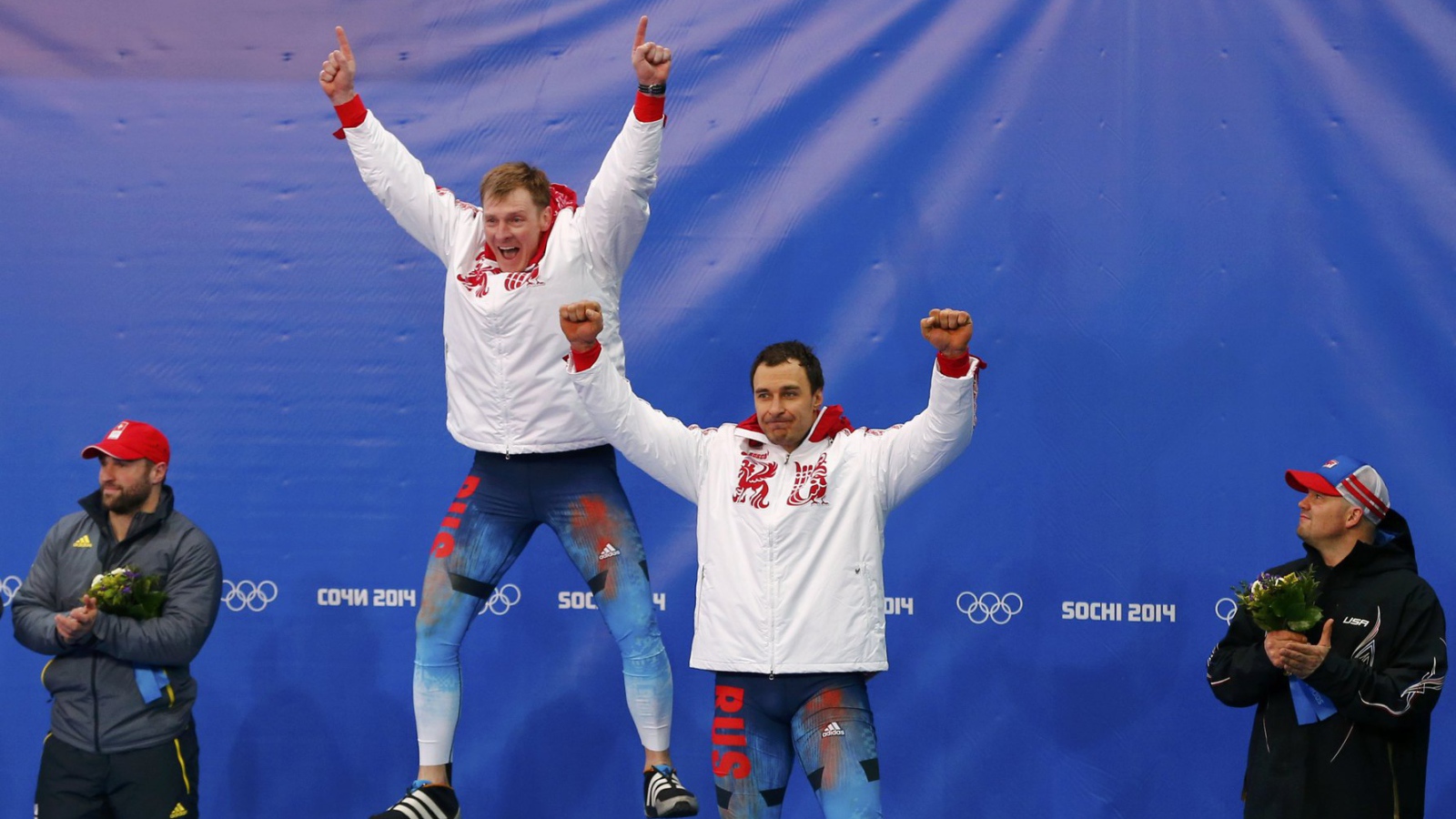 Российские бобслеисты Алексей Воевода и Александр Зубков обладатели золотых медалей в Сочи