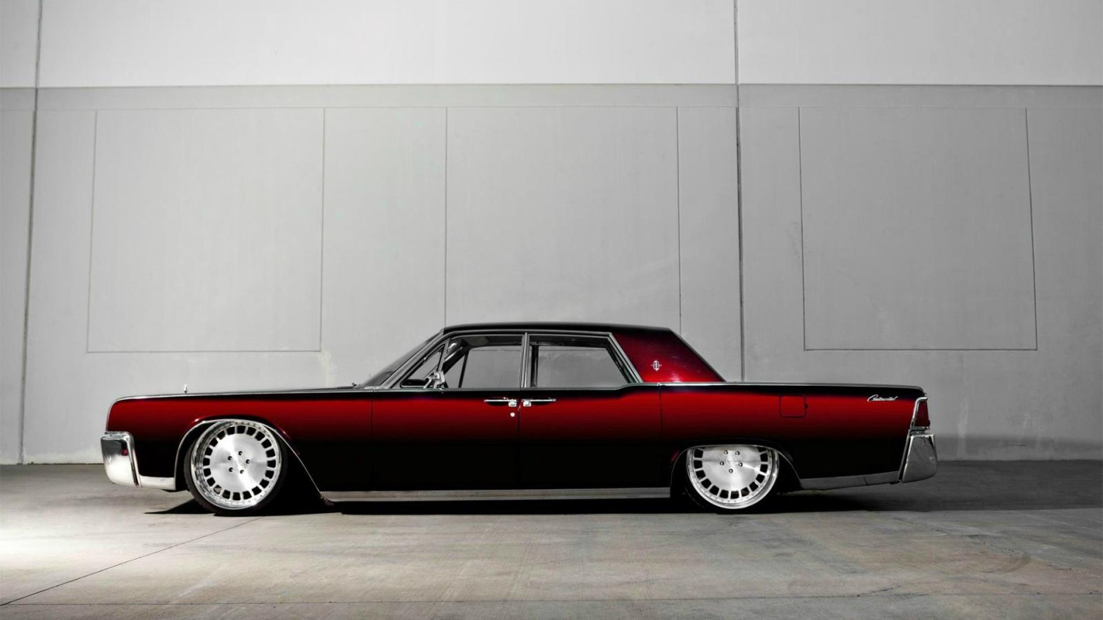 Красный Lincoln Continental