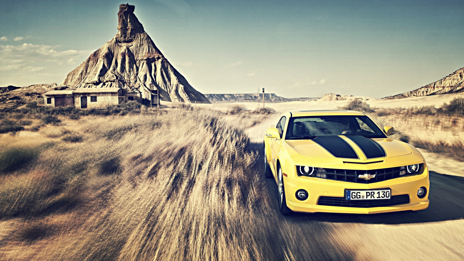 Желтый Chevrolet Camaro мчится по пустыне