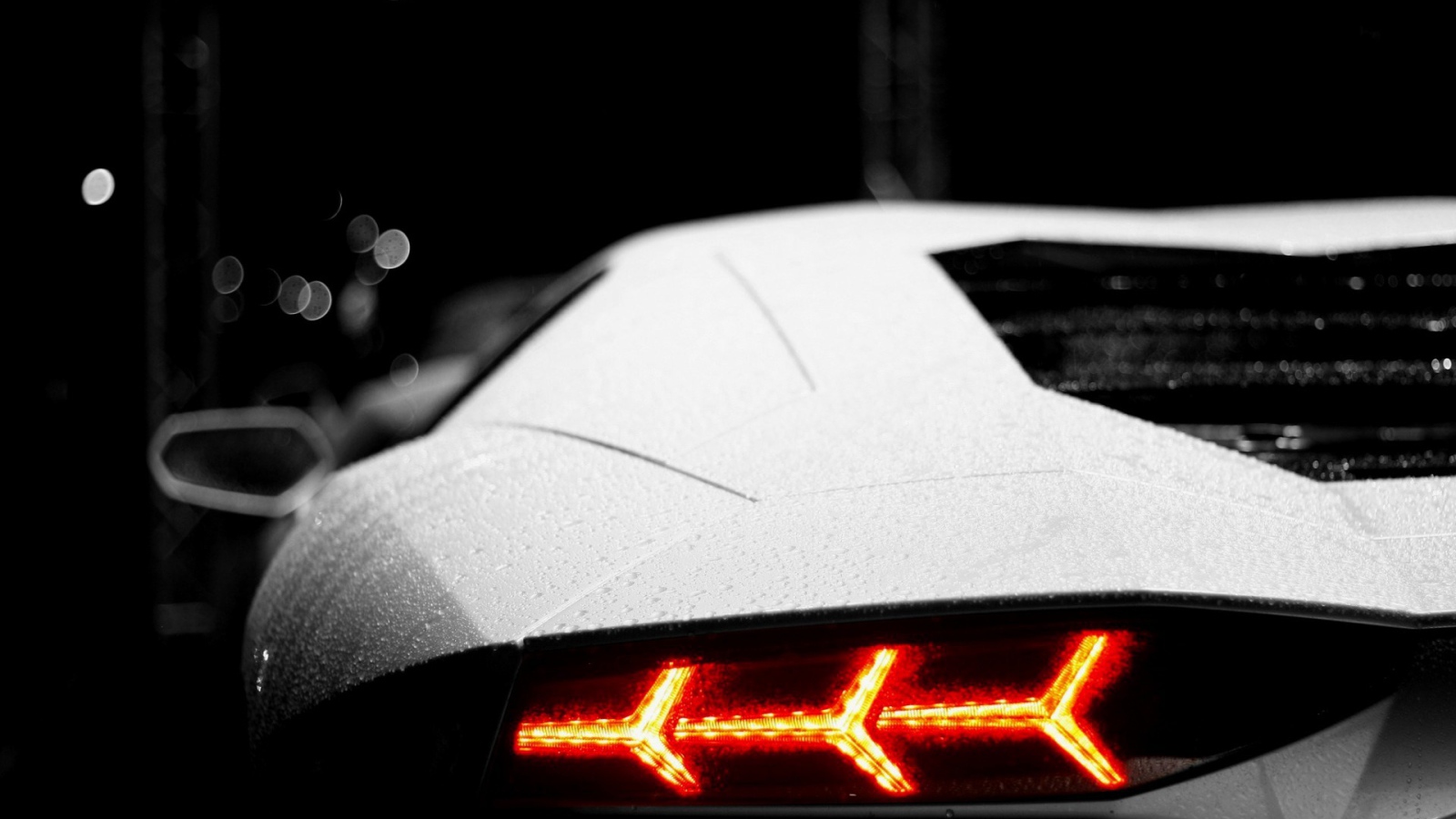 Строгие формы задних огней Lamborghini