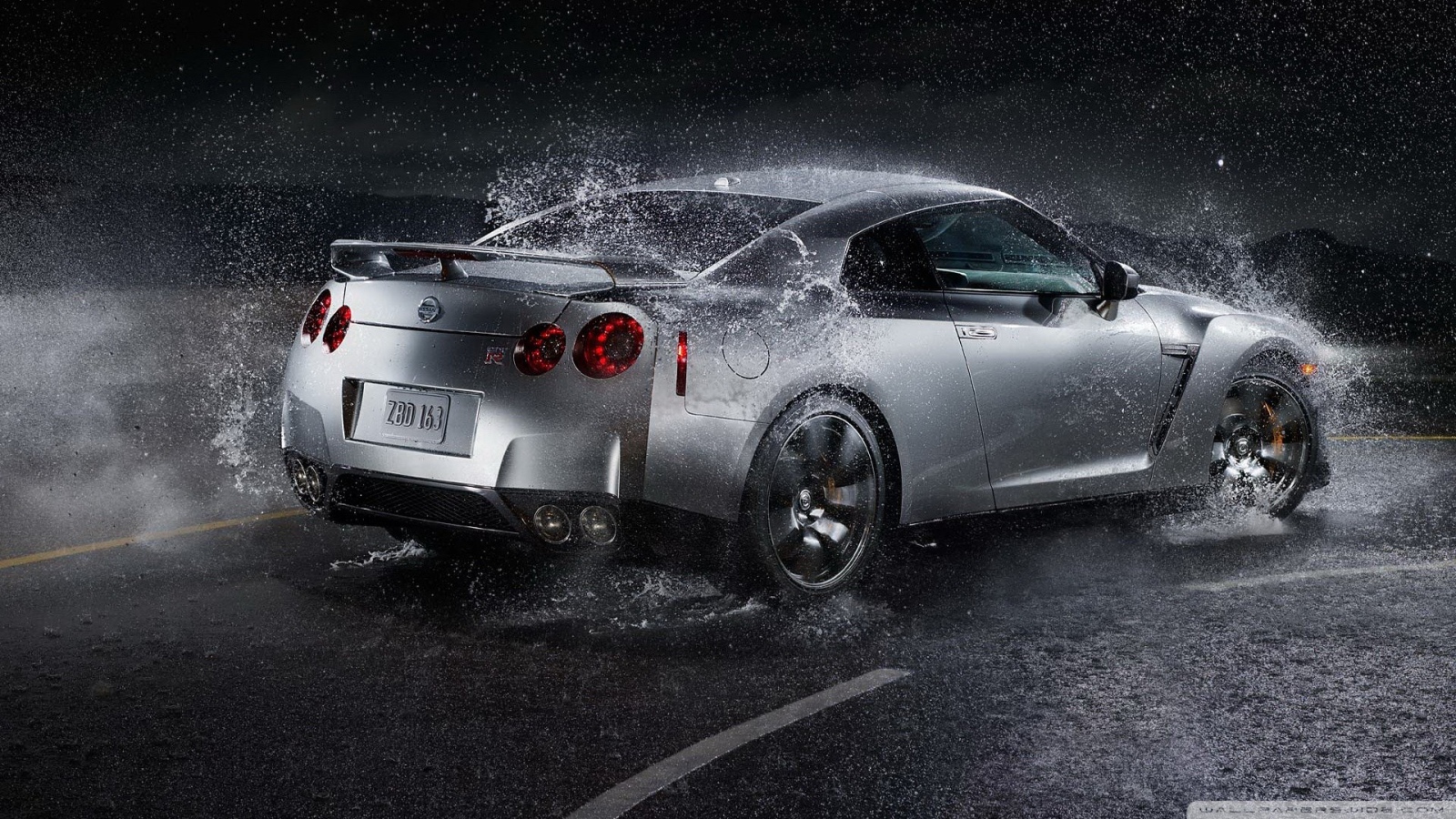 Серебристый Nissan GT-R под дождем