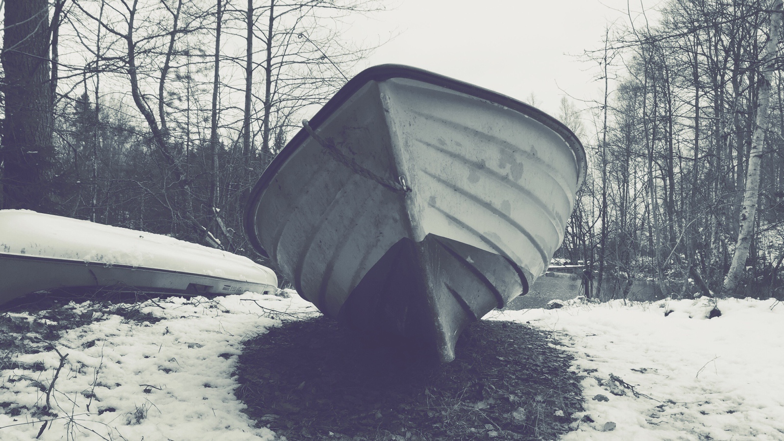 Речная лодка на зимней стоянке