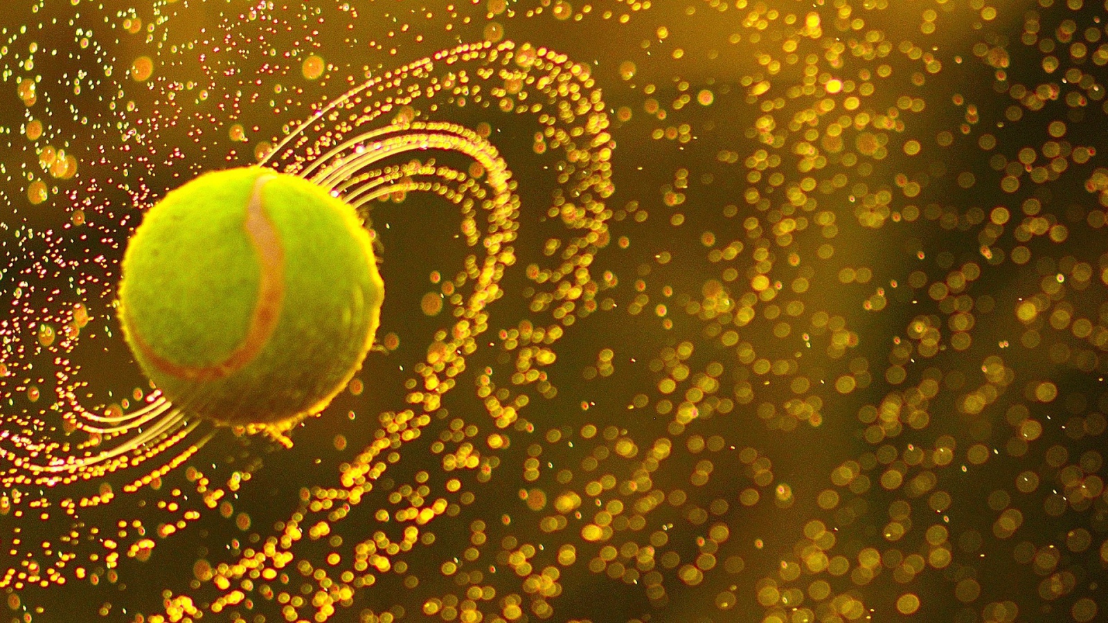 Мяч для тенниса в каплях влаги