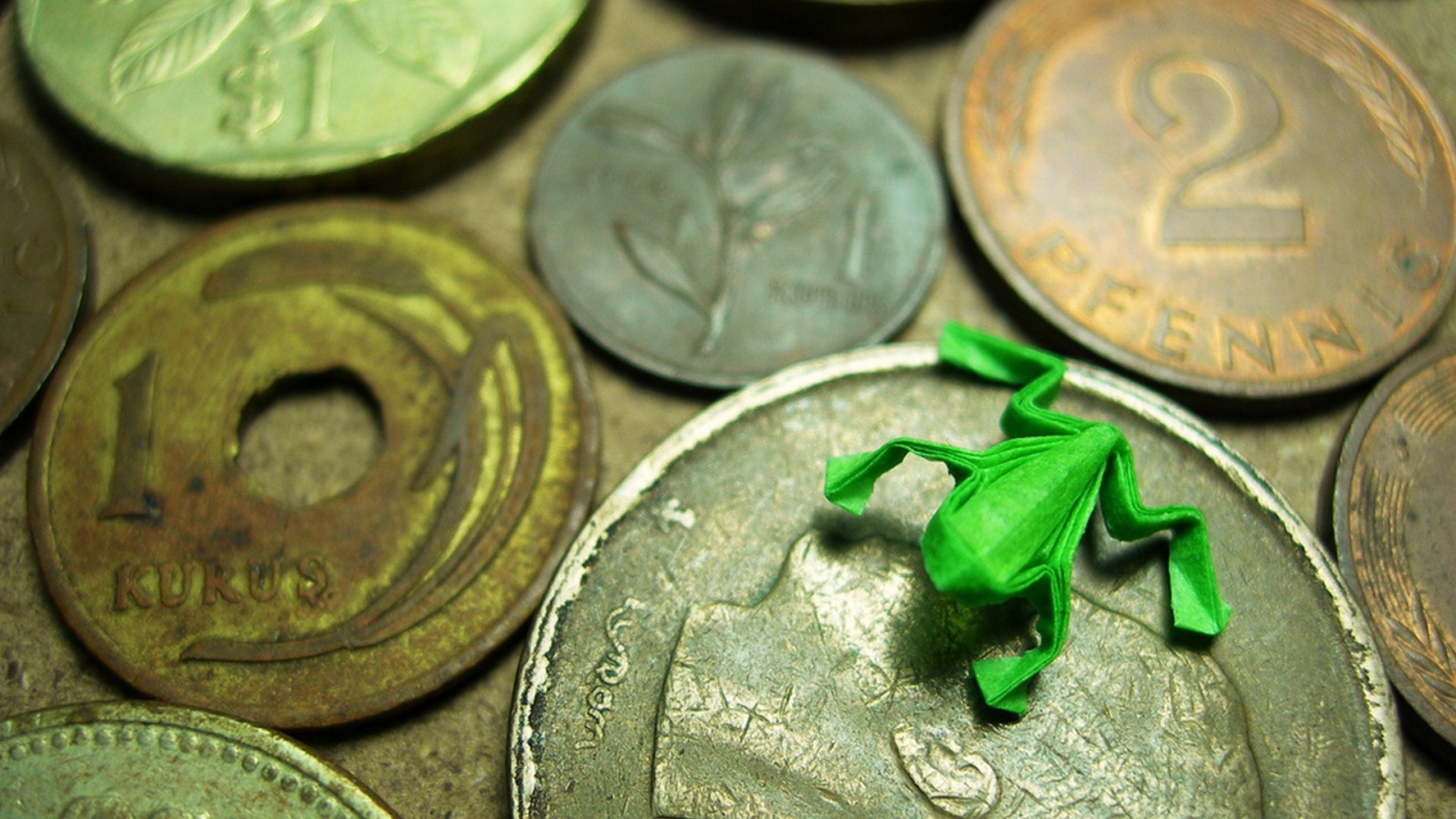 Фигурка лягушки на монетах