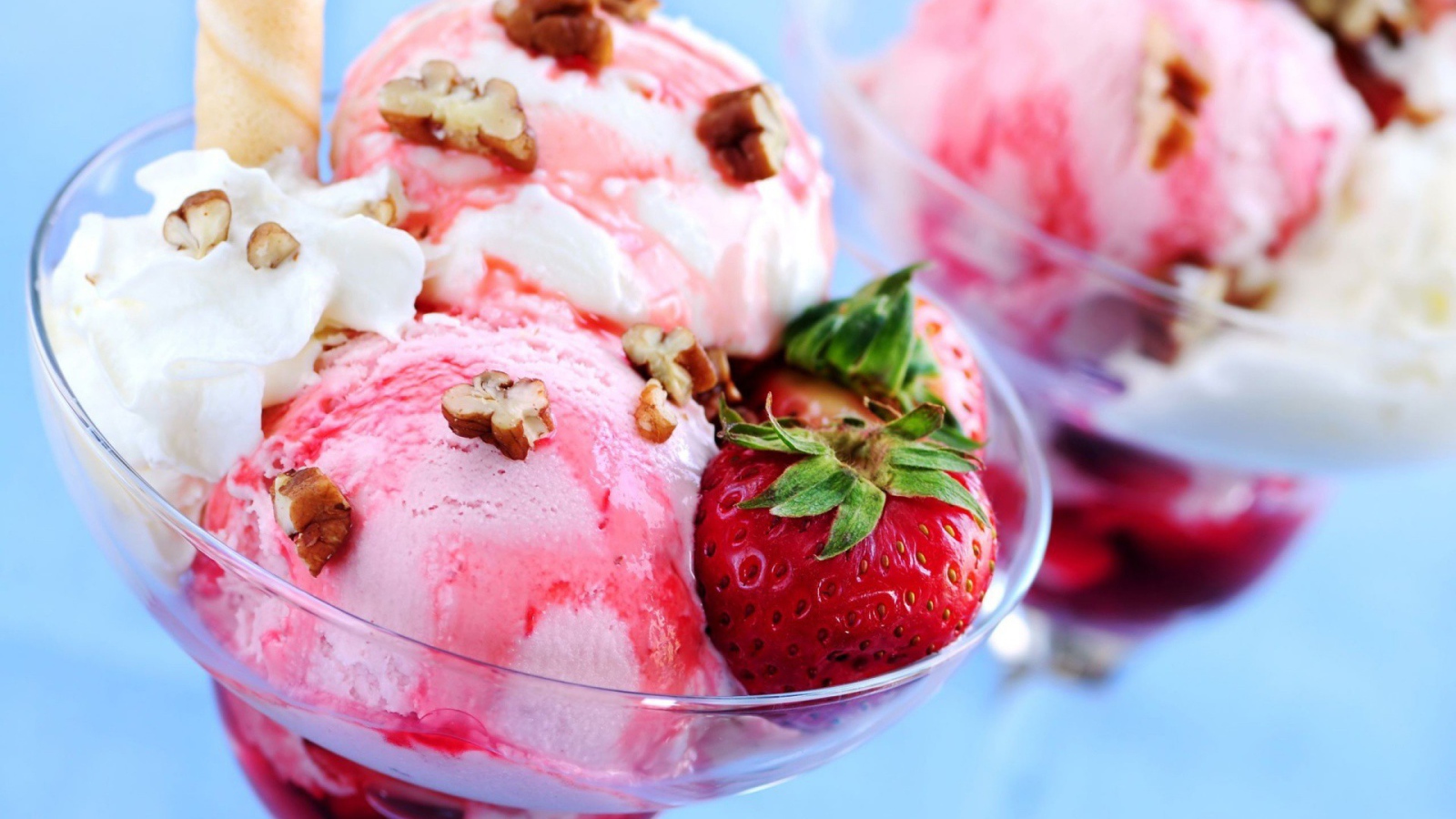 Клубничное мороженое с орехами и ягодами