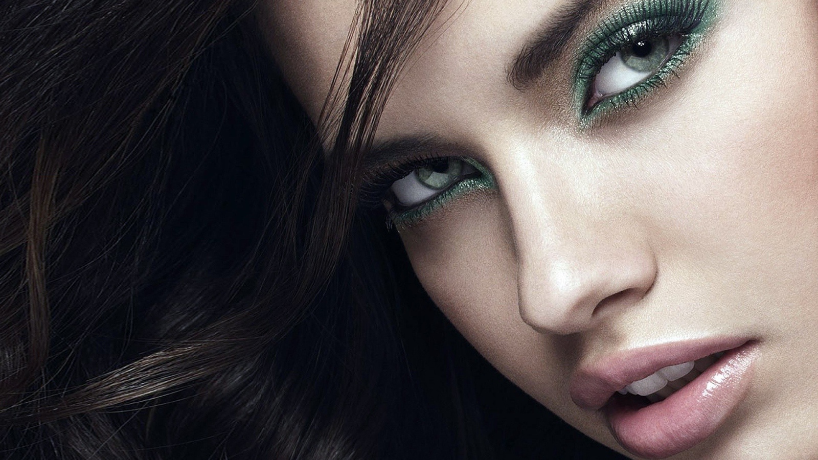 Зеленые тени на глазах у девушки