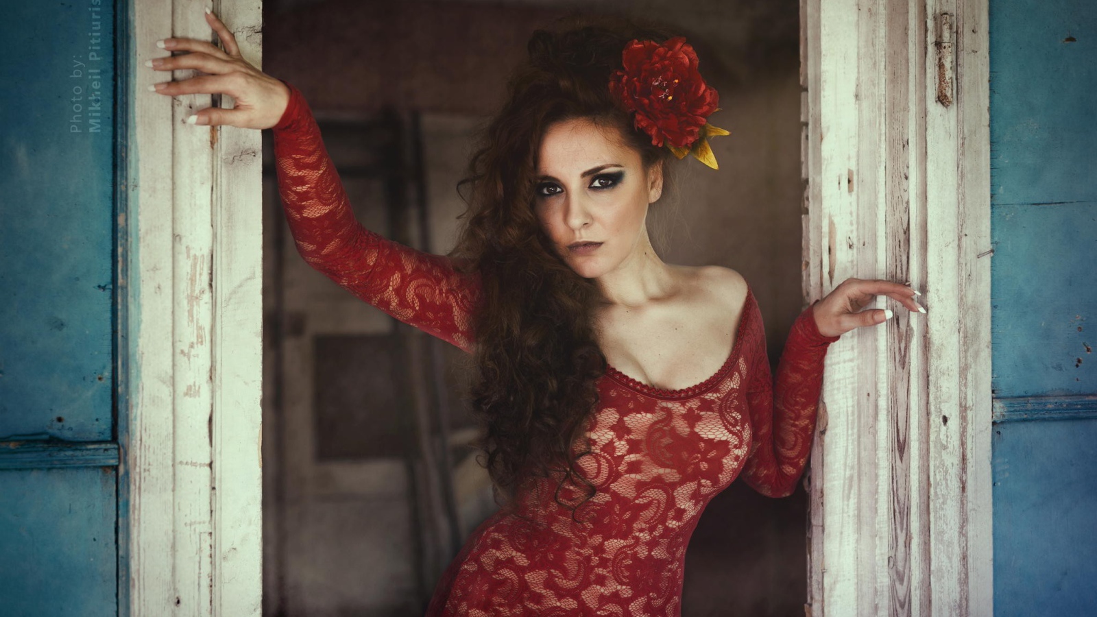 Испанская девушка в красном кружевном платье