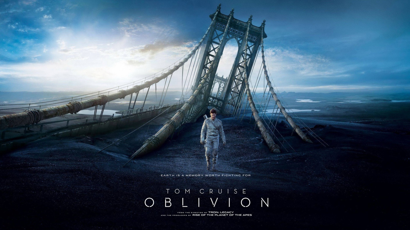 Том Круз на фоне руин моста из фильма Обливион
