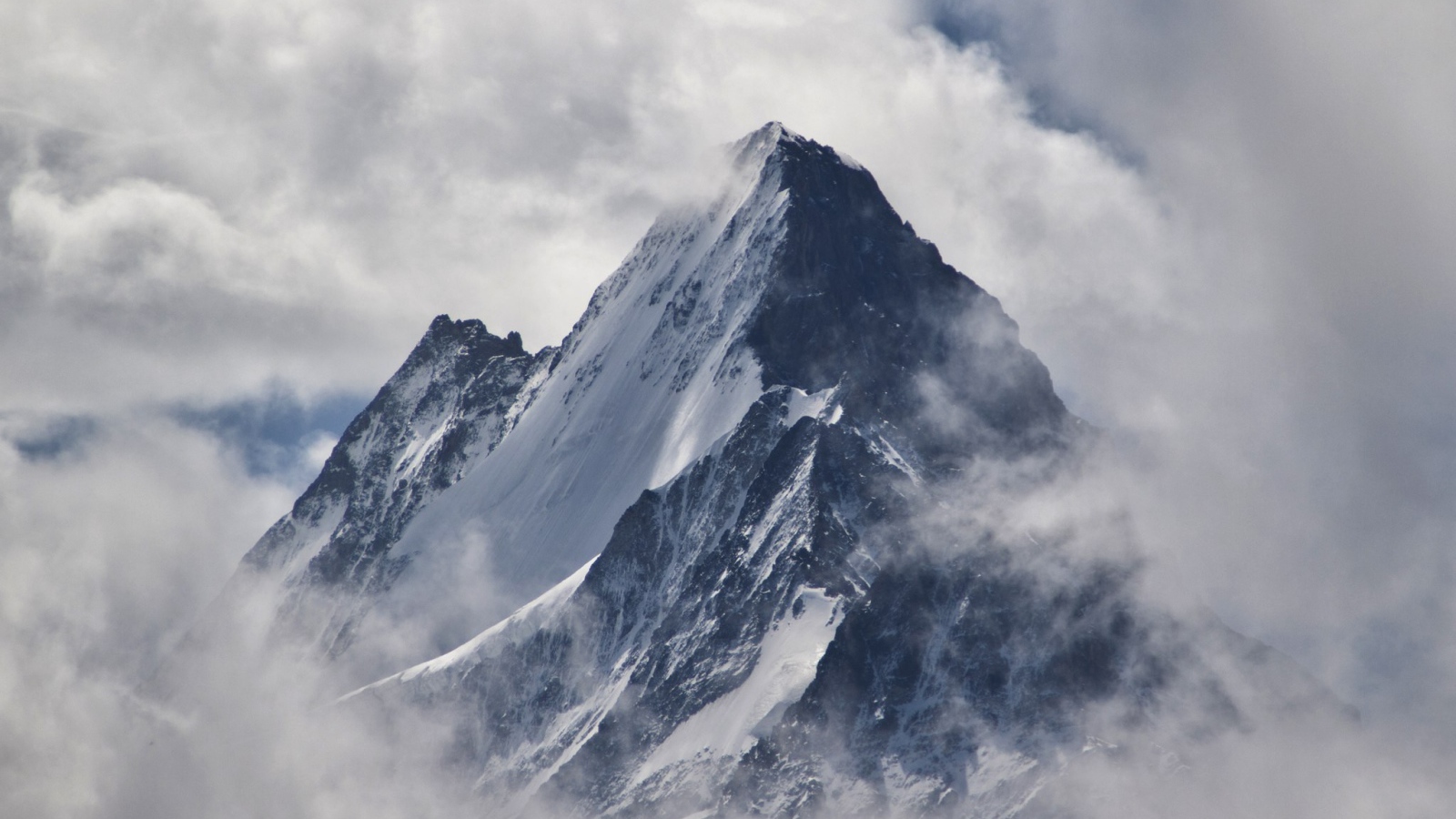 Вершина горы в окружении облаков