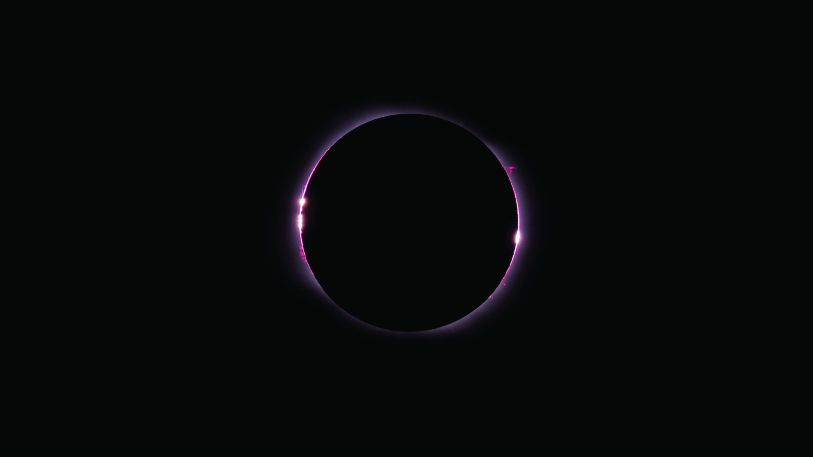 Алмазное кольцо во время затмения в космосе