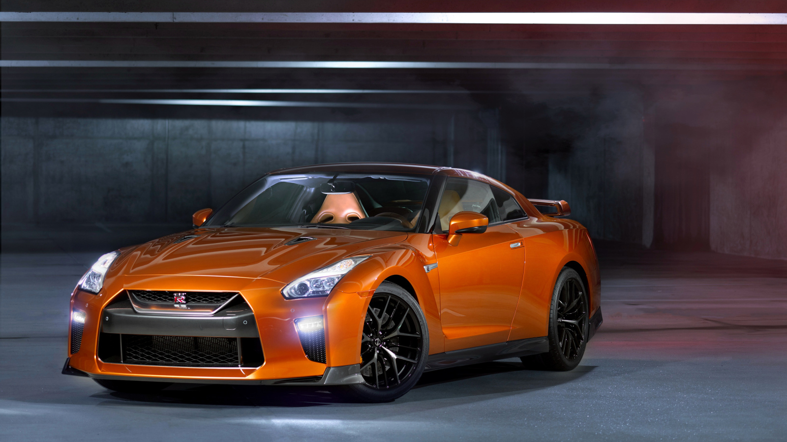 Быстрый спортивный автомобиль Nissan GT-R оранжевого цвета