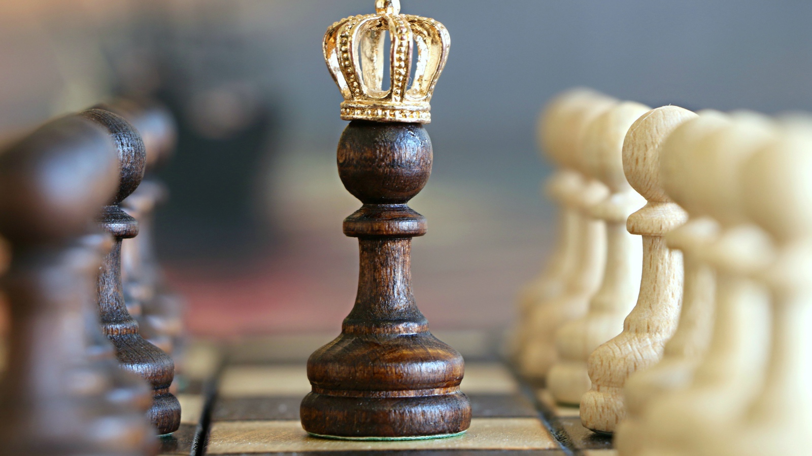 Шахматная фигура с золотой короной