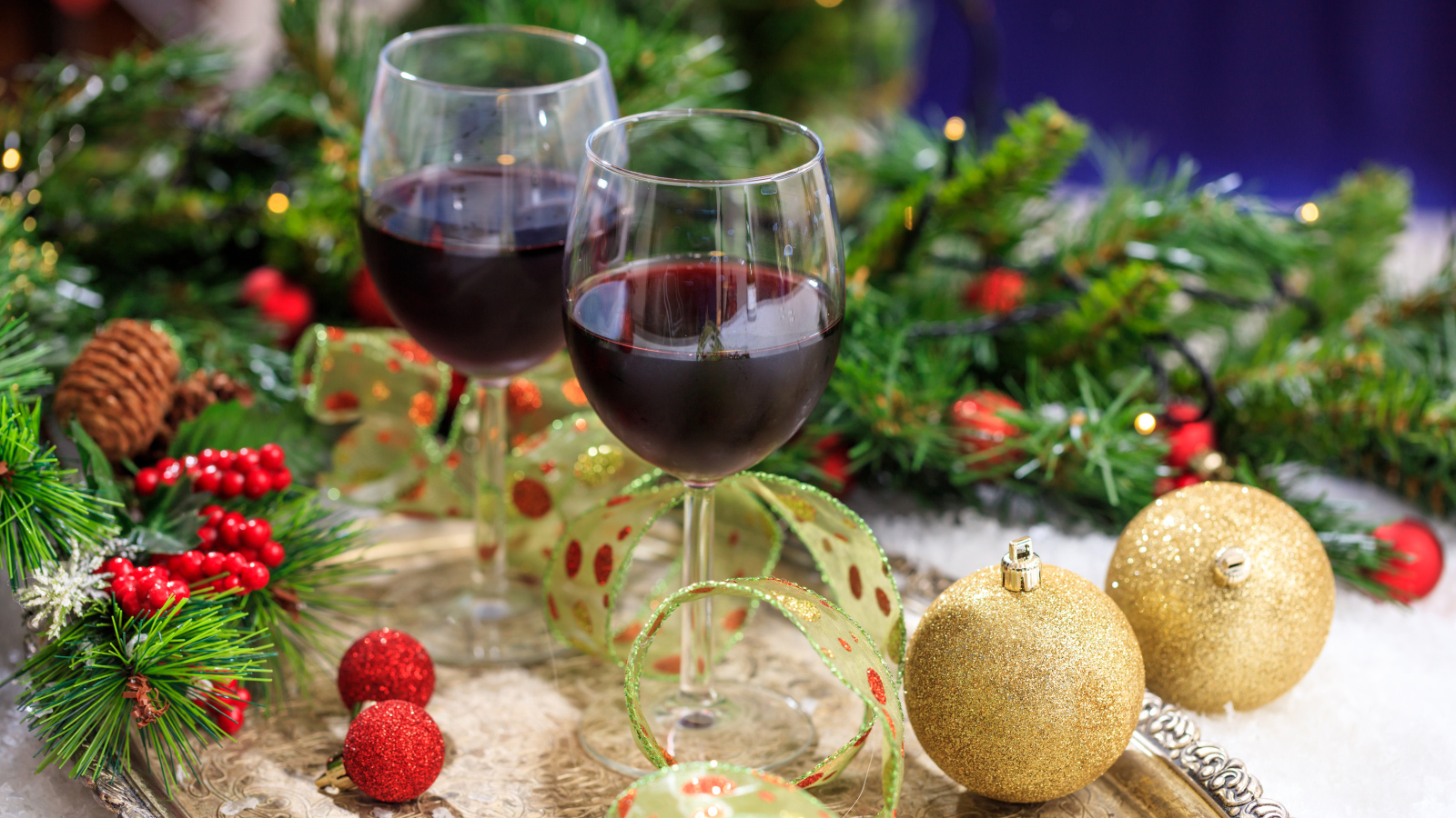 Два бокала красного вина на новогоднем столе