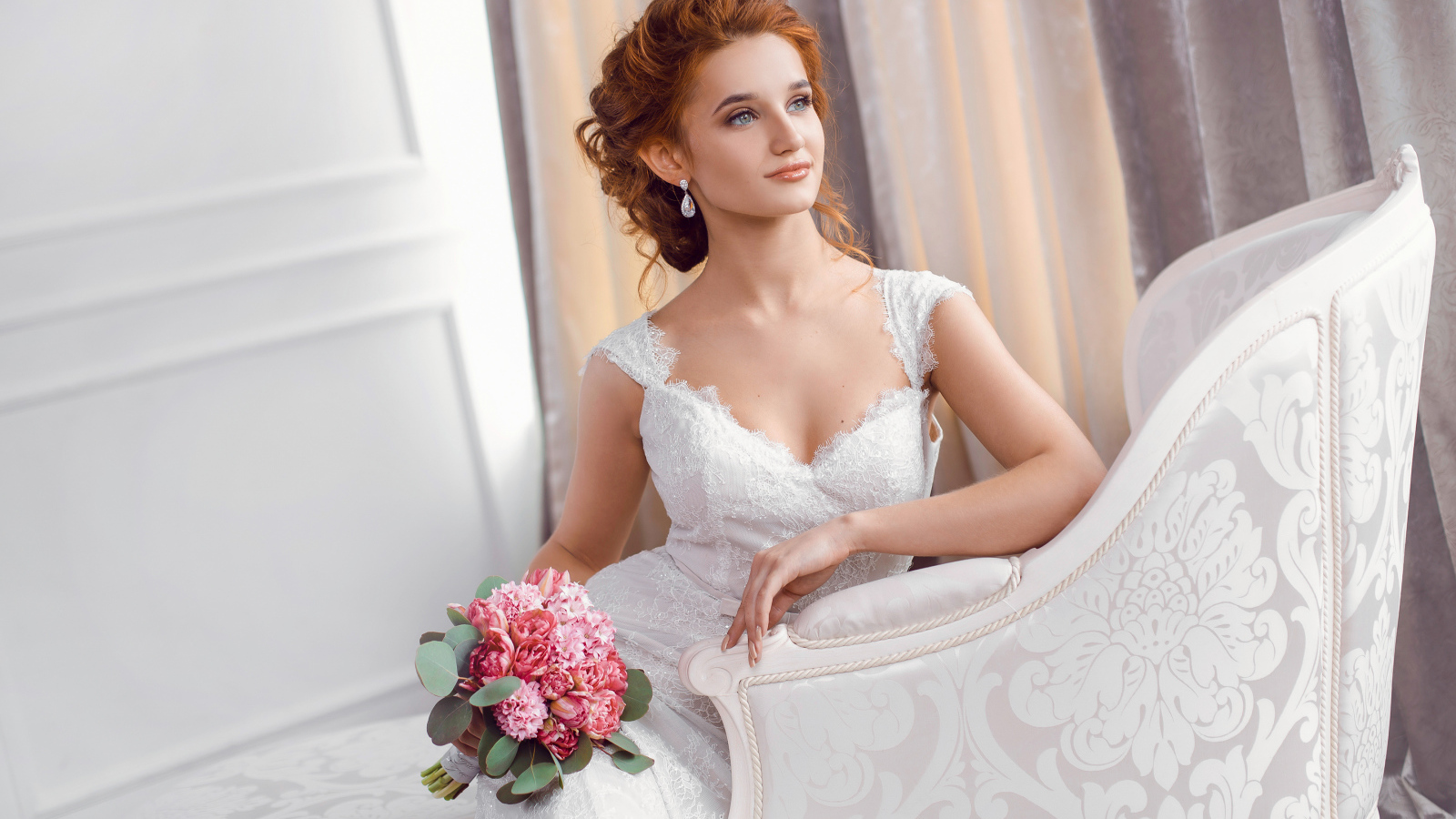Красивая рыжеволосая девушка невеста в красивом свадебном платье