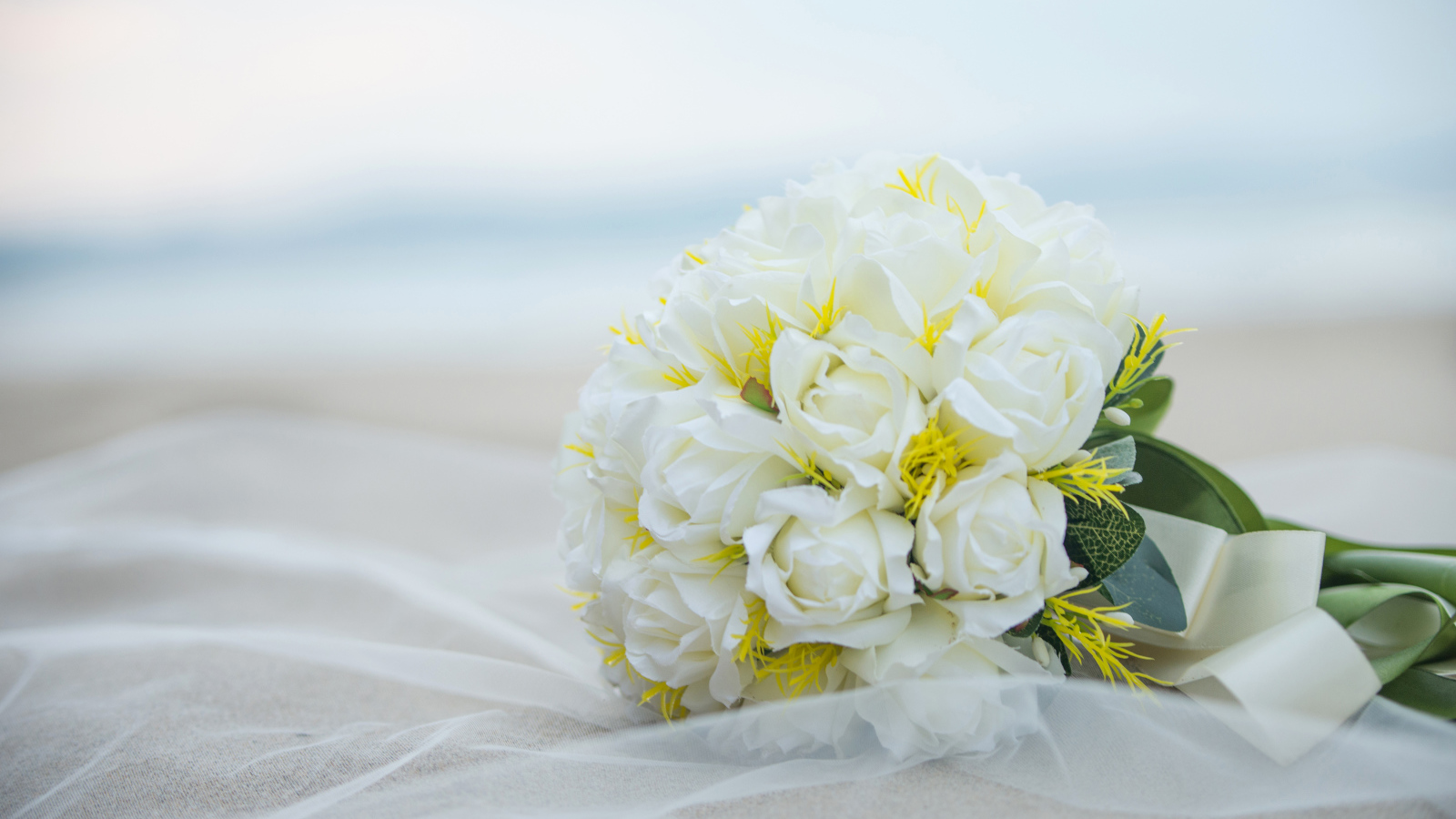 Белый красивый свадебный букет роз