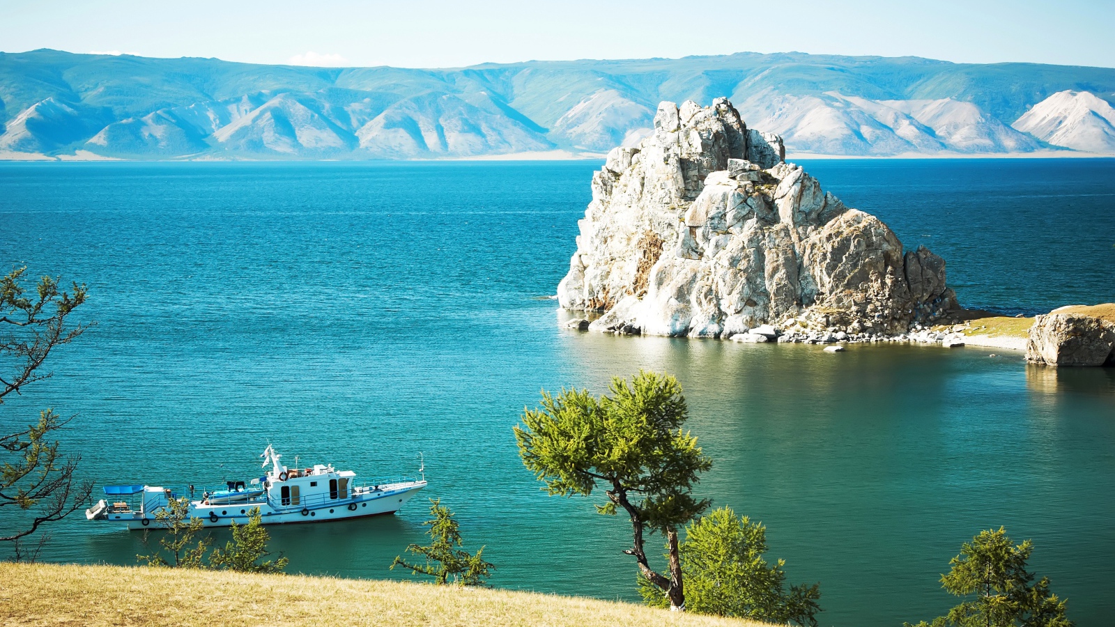 Скалы на берегу живописного озера Байкал, Россия
