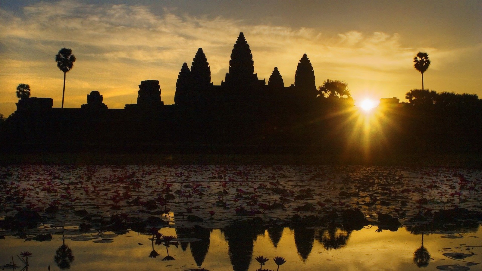 Ангкор Ват в лучах солнца на закате 