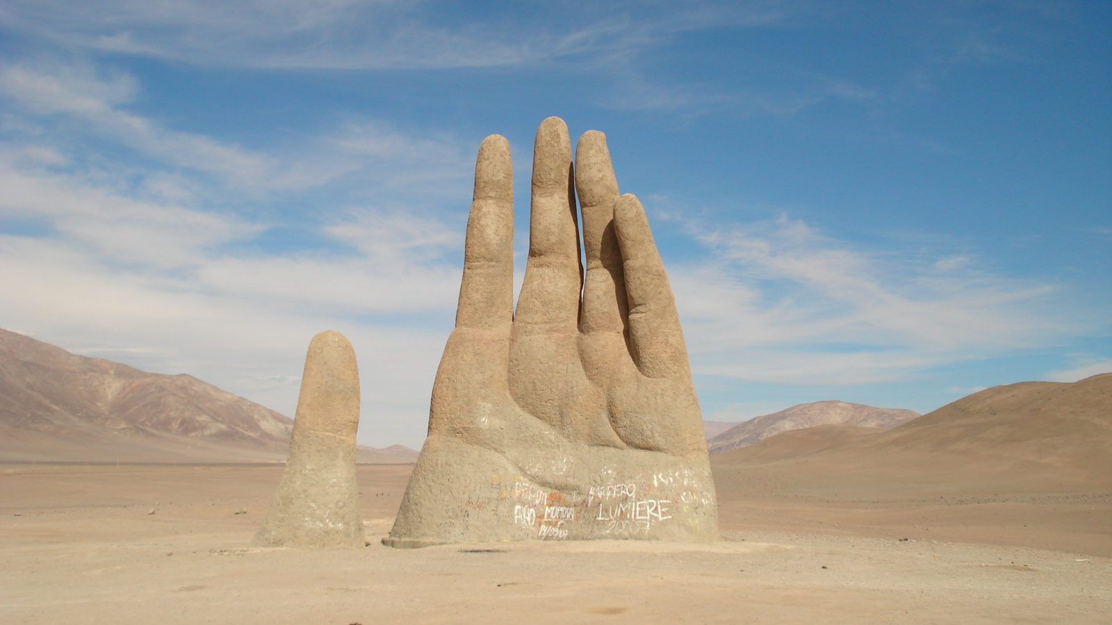 Гигантская рука Мано-де-Десьерто в пустыне Атакама, Чили 