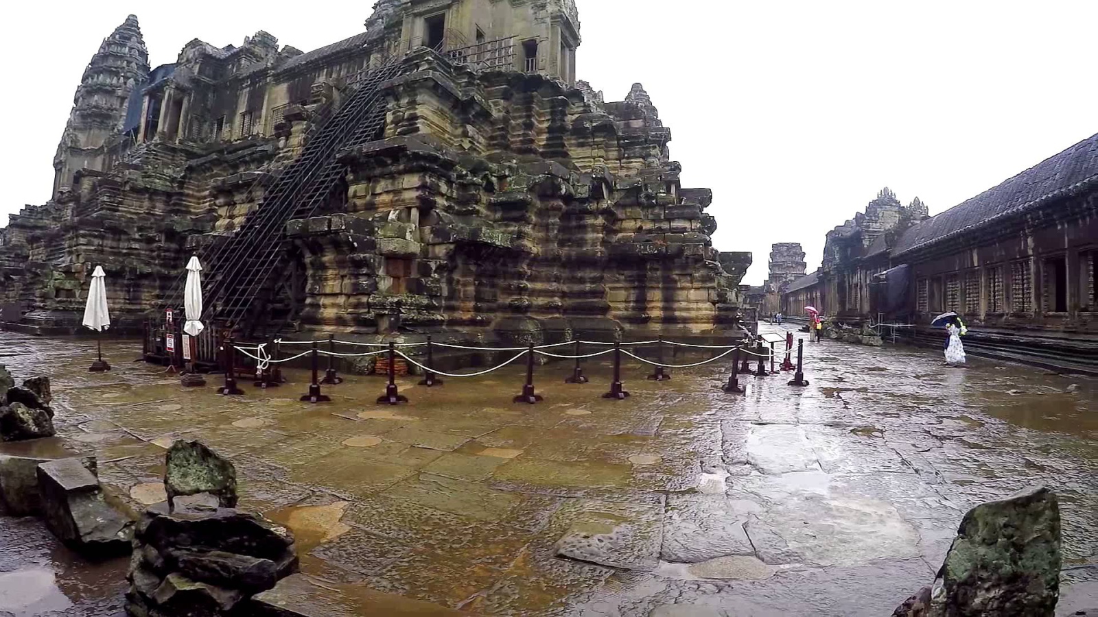 Храмовый комплекс Ангкор Ват Камбоджа после дождя 