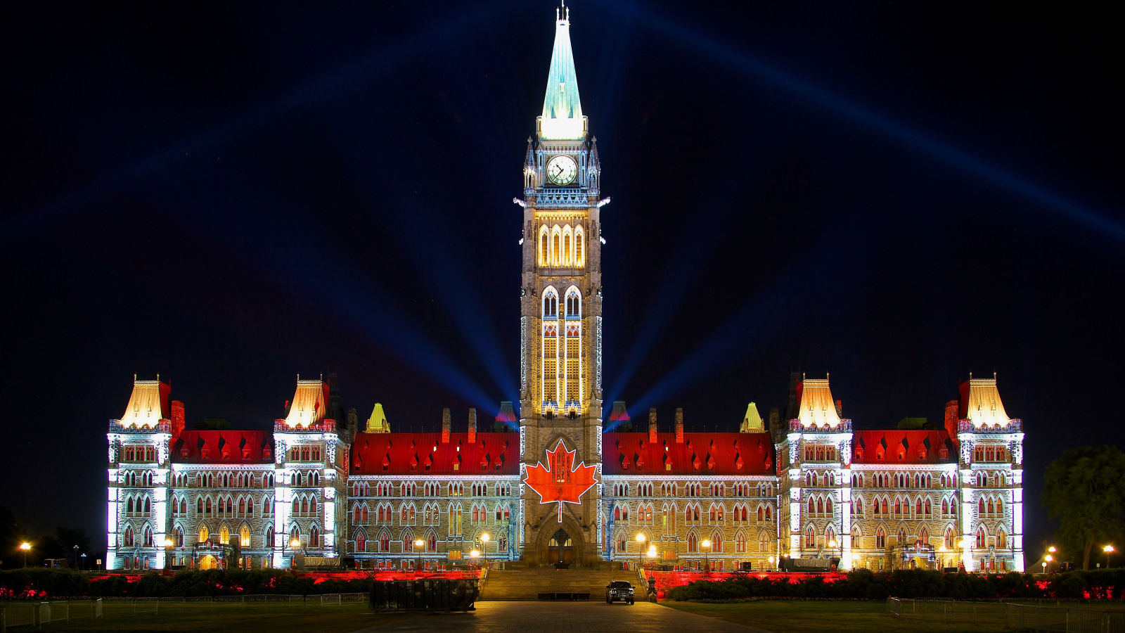 Архитектурный комплекс Парламентский холм в свете ночных фонарей, Канада. 