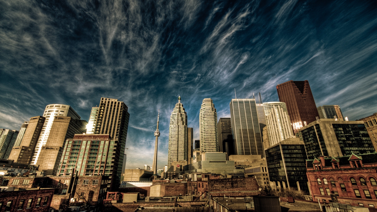 Вид на небоскребы города Торонто под красивым небом, Канада