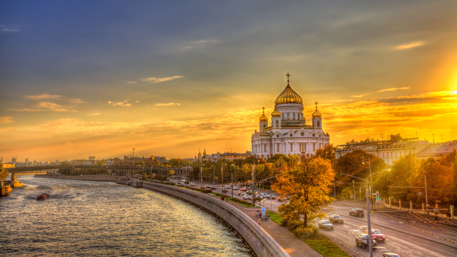 Храм Христа Спасителя на фоне заката, Москва. Россия 