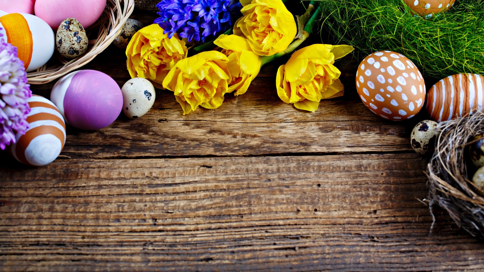 Крашеные яйца и весенние цветы на Пасху, фон для поздравительной открытки