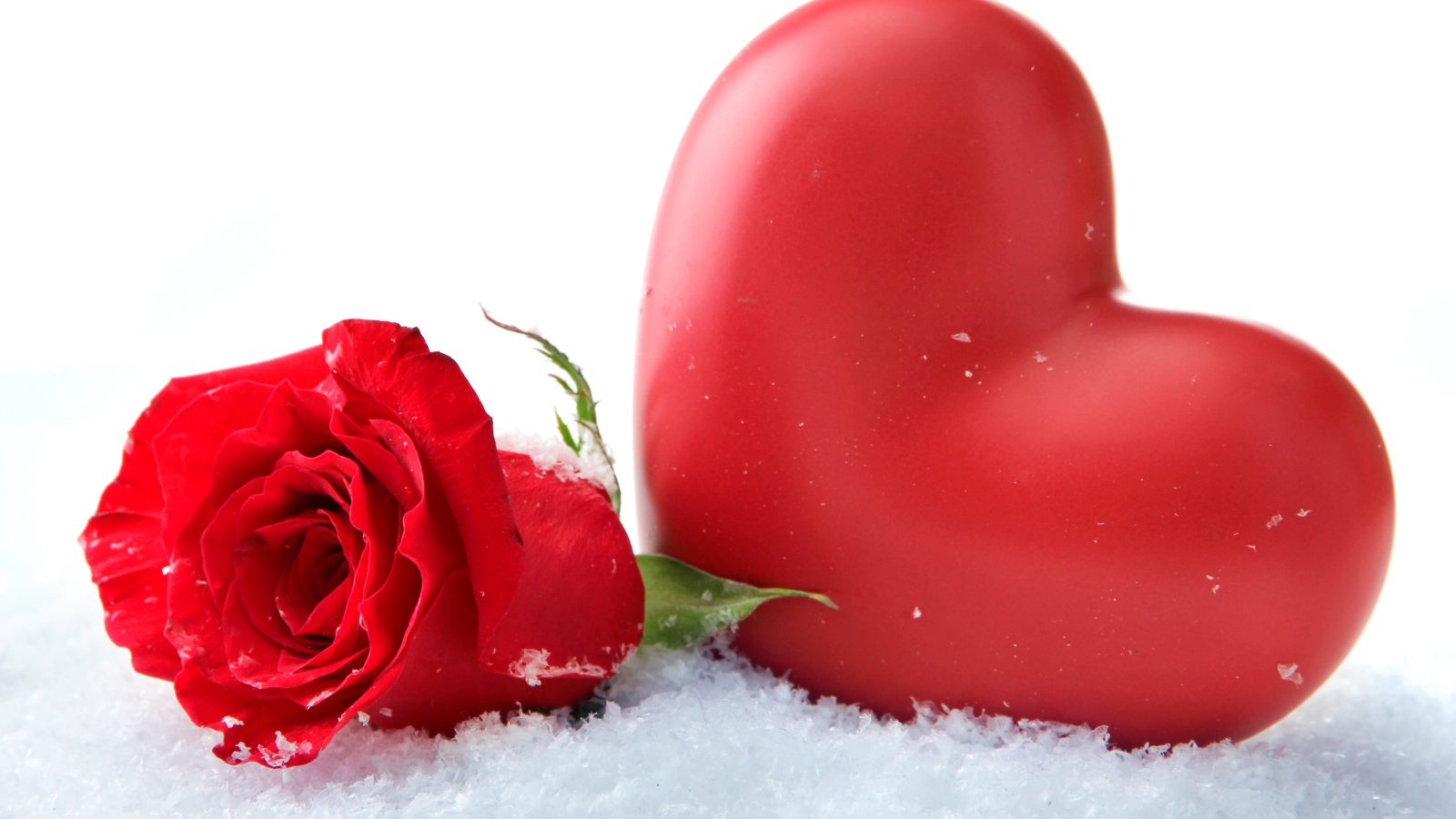 Большое красное сердце с красной розой на снегу