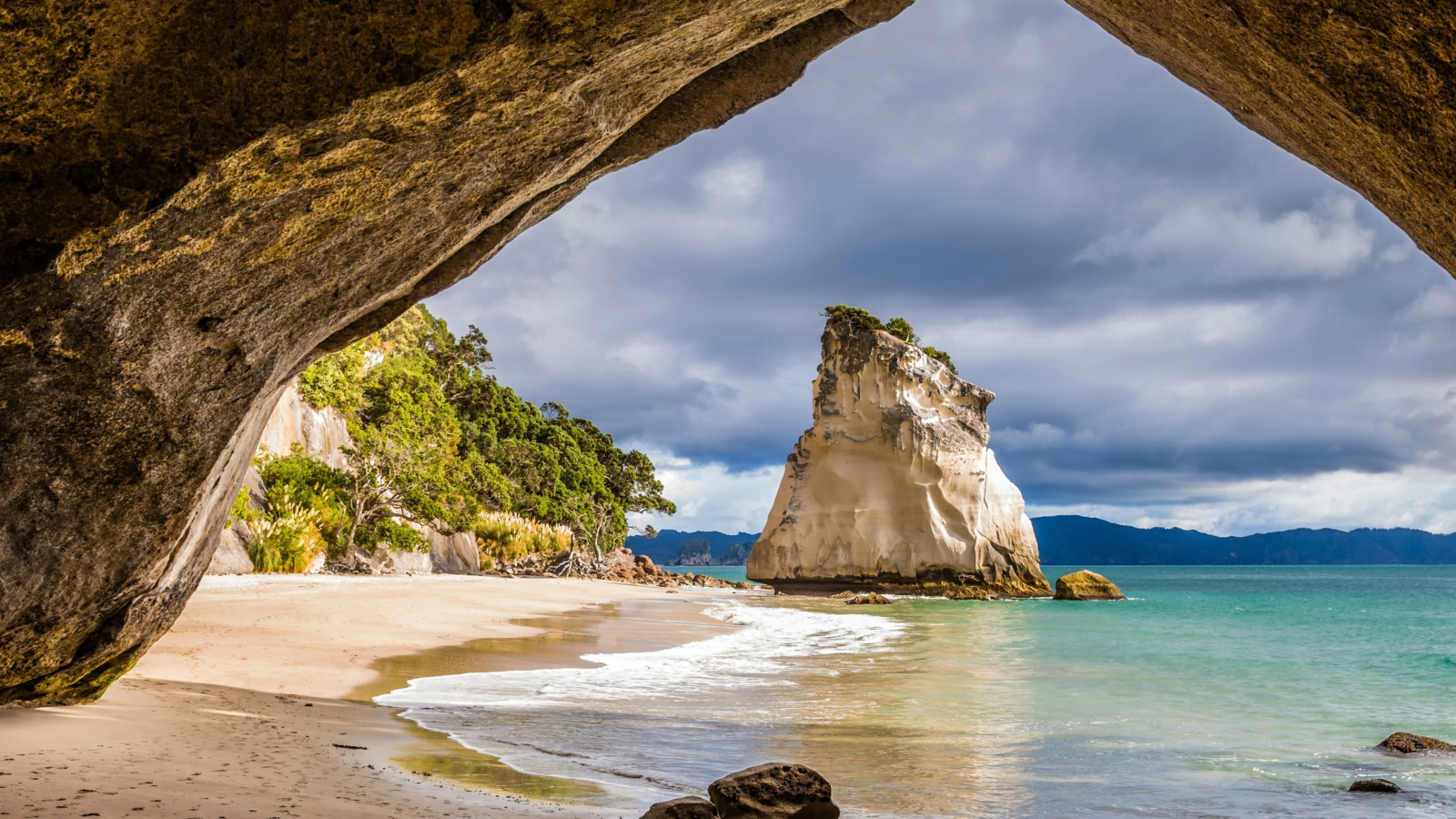 Вид на скалы на пляже у океана,  Новая Зеландия