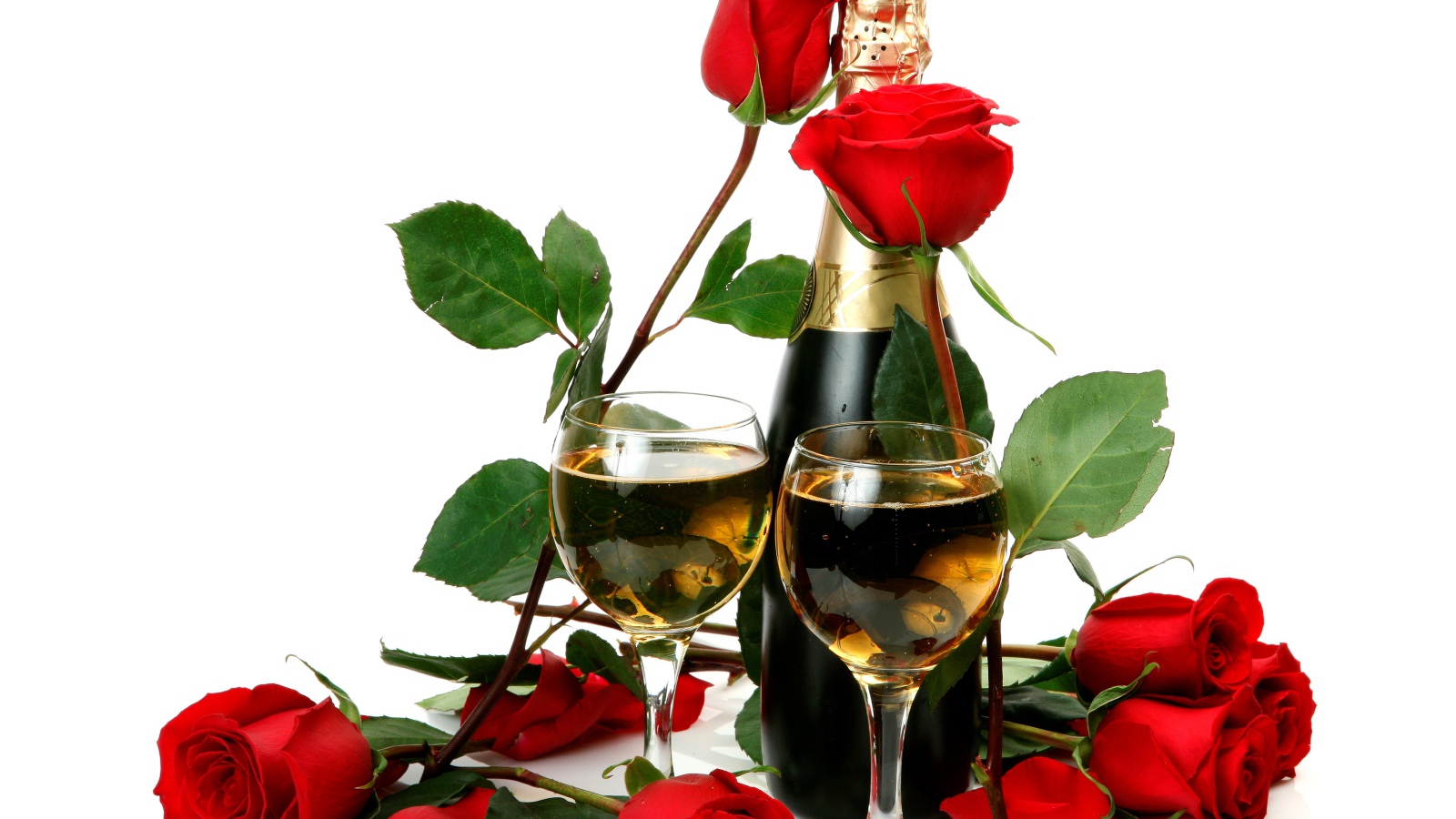 Красные розы с бутылкой шампанского и бокалами на белом фоне