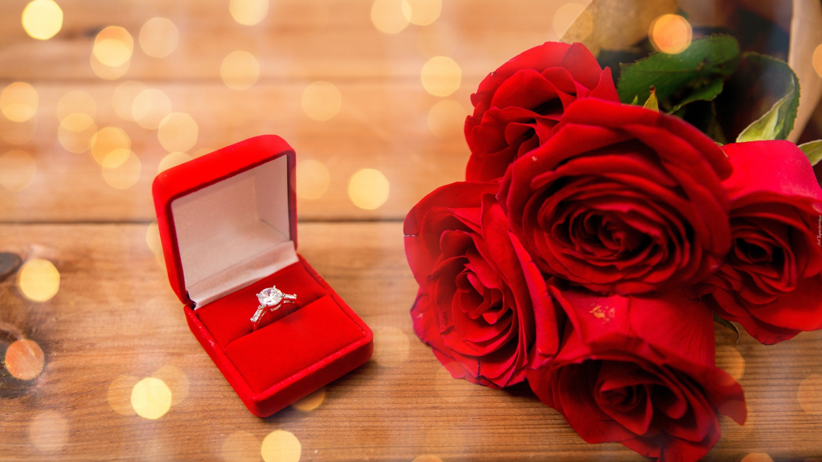 Красивый букет красных роз с кольцом с бриллиантом в подарок для любимой на 8 марта