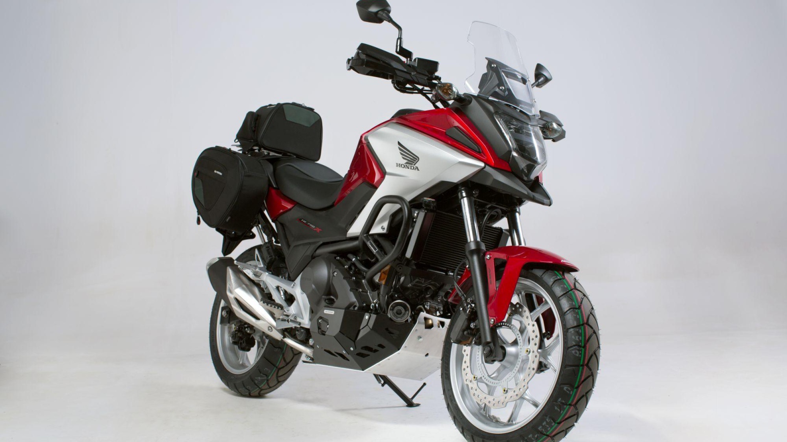 Мотоцикл Honda NC750X, 2021 года на сером фоне