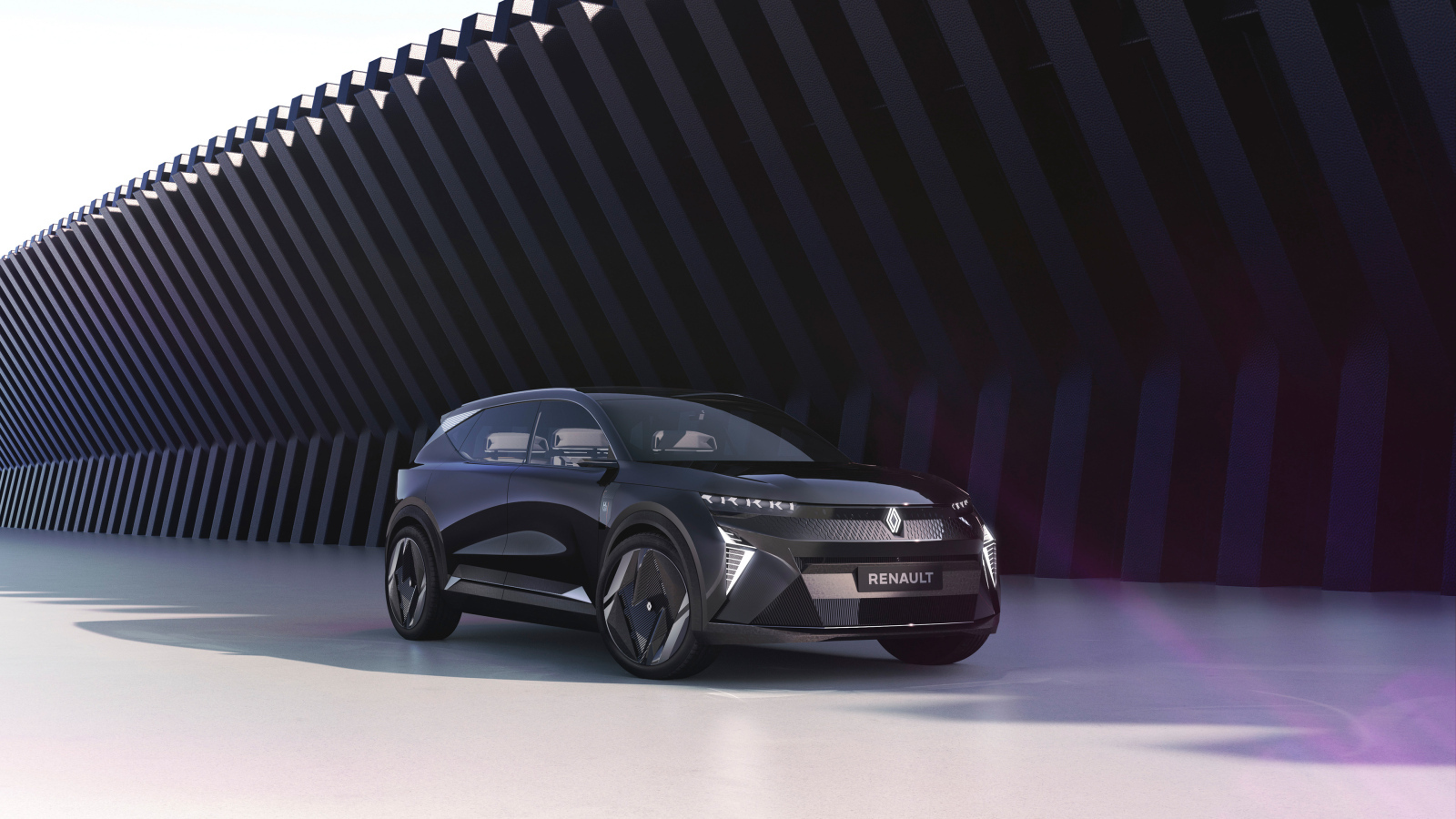 Черный автомобиль Renault Scénic Vision 2022 у стены