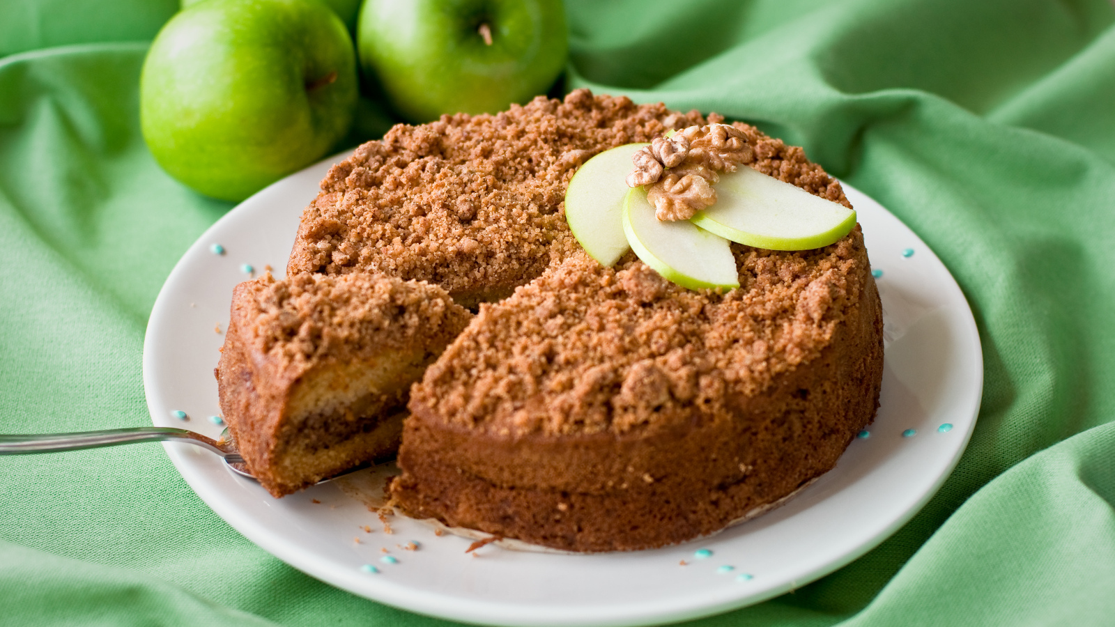 Вкусный пирог с кусочками яблока