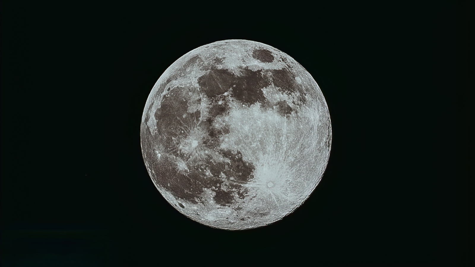 Большая холодная белая луна на черном фоне