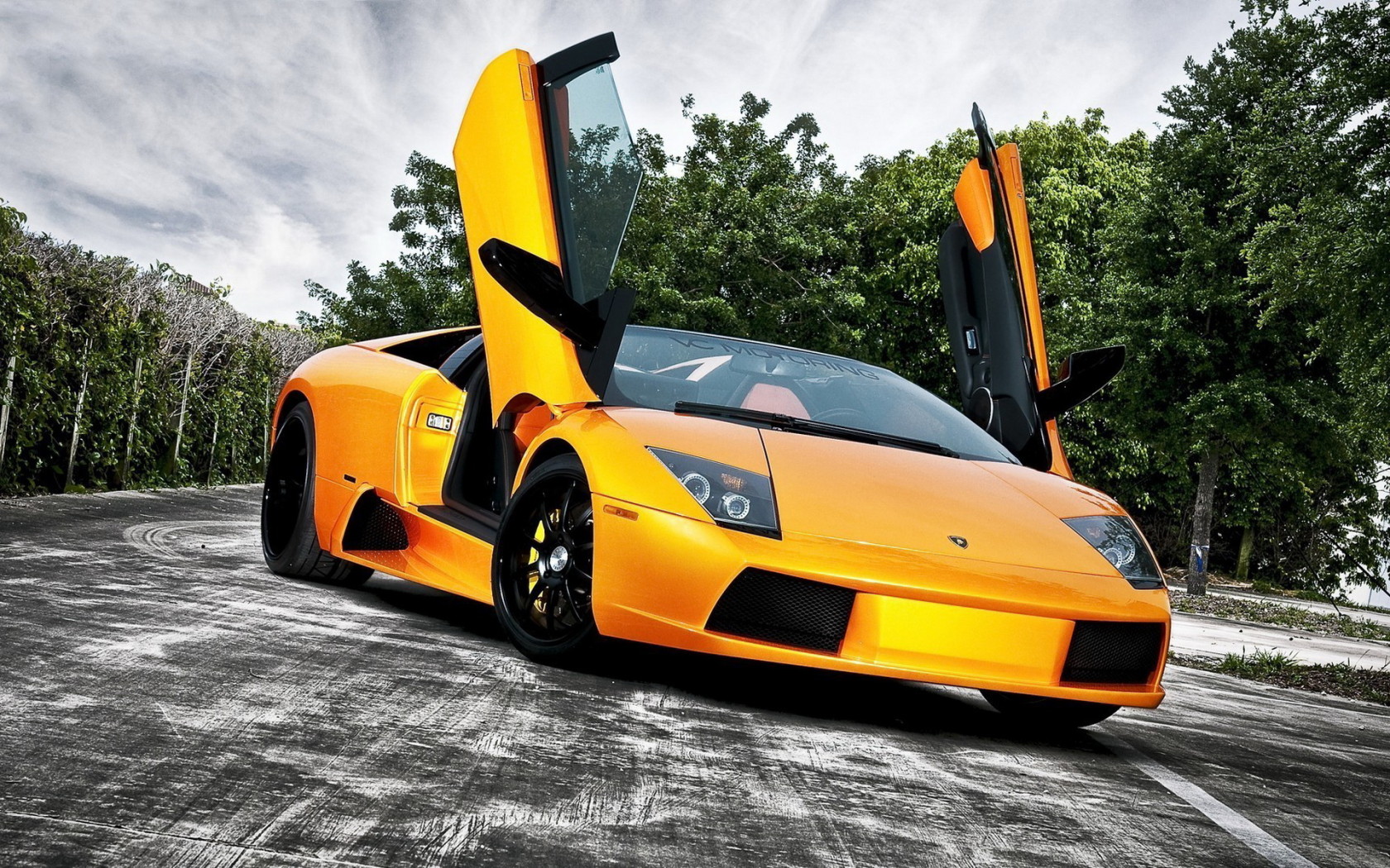 Желтый Lamborghini