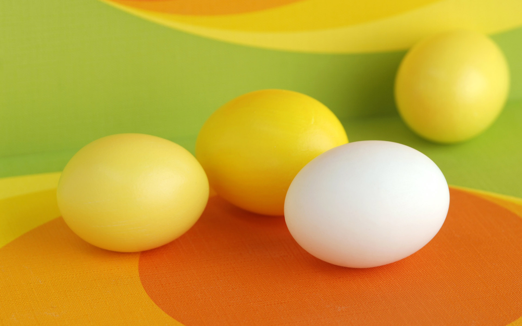 Желтые и белое яйцо на Пасху