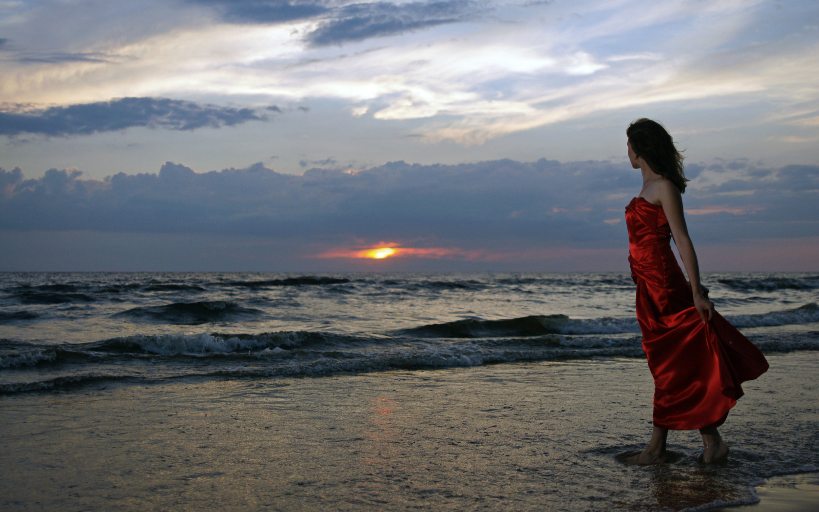Девушка в платье на пляже