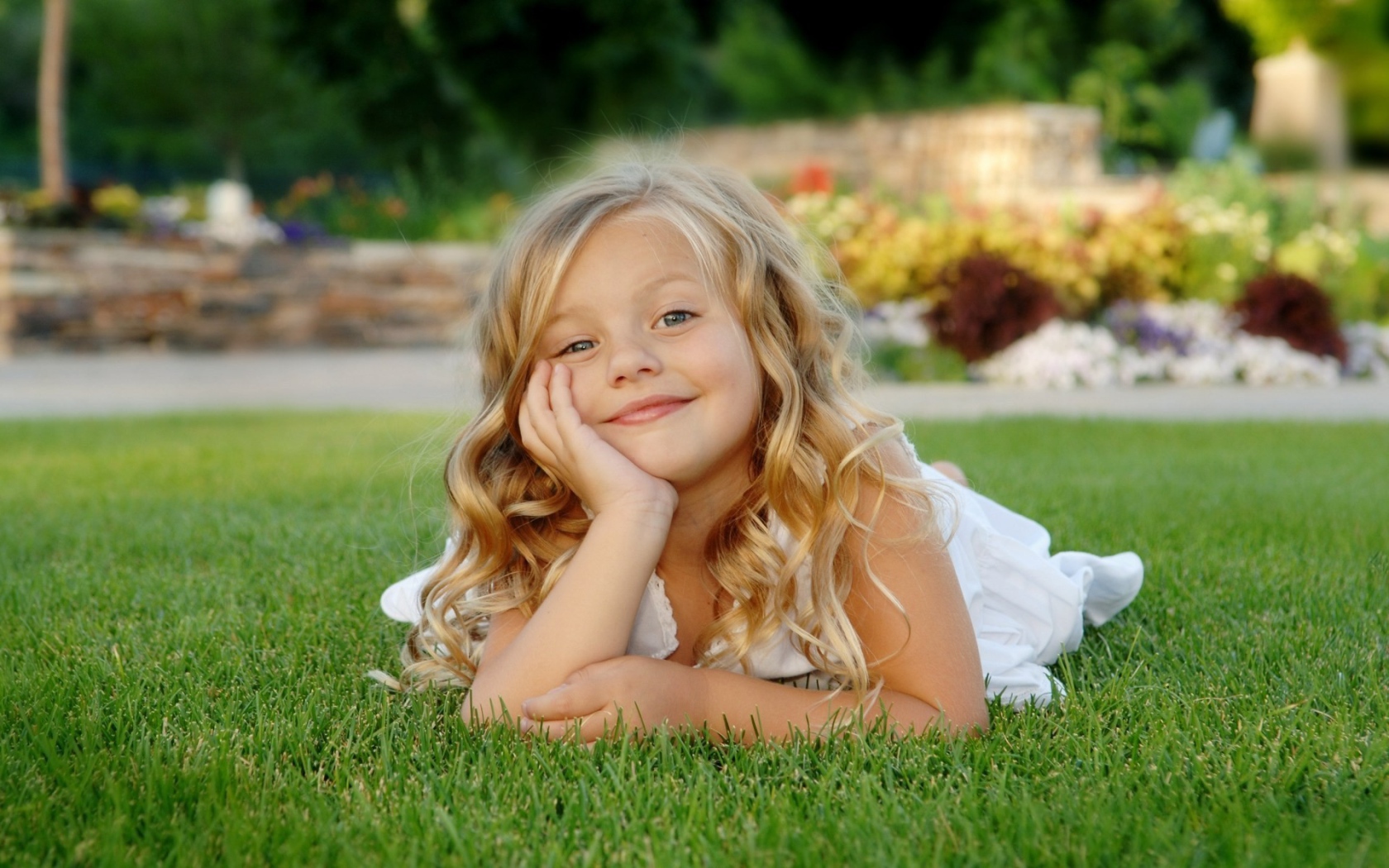 Маленькая девочка на газоне