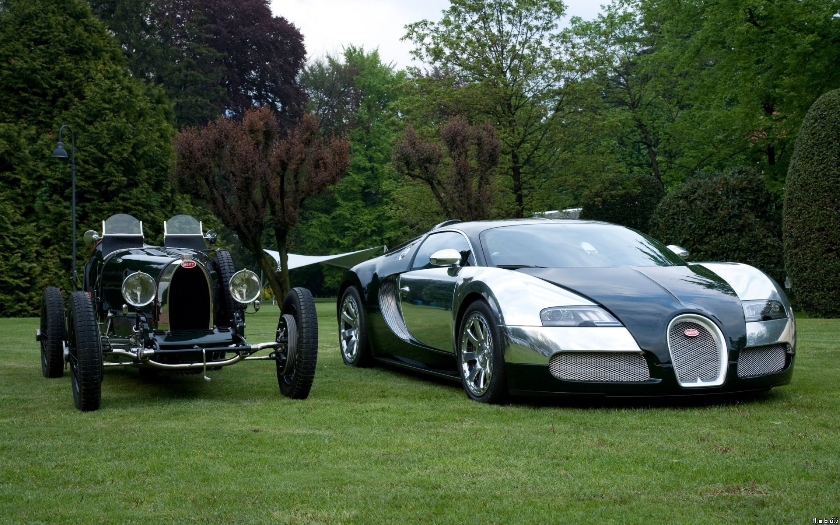 Ретро и современный автомобили Bugatti