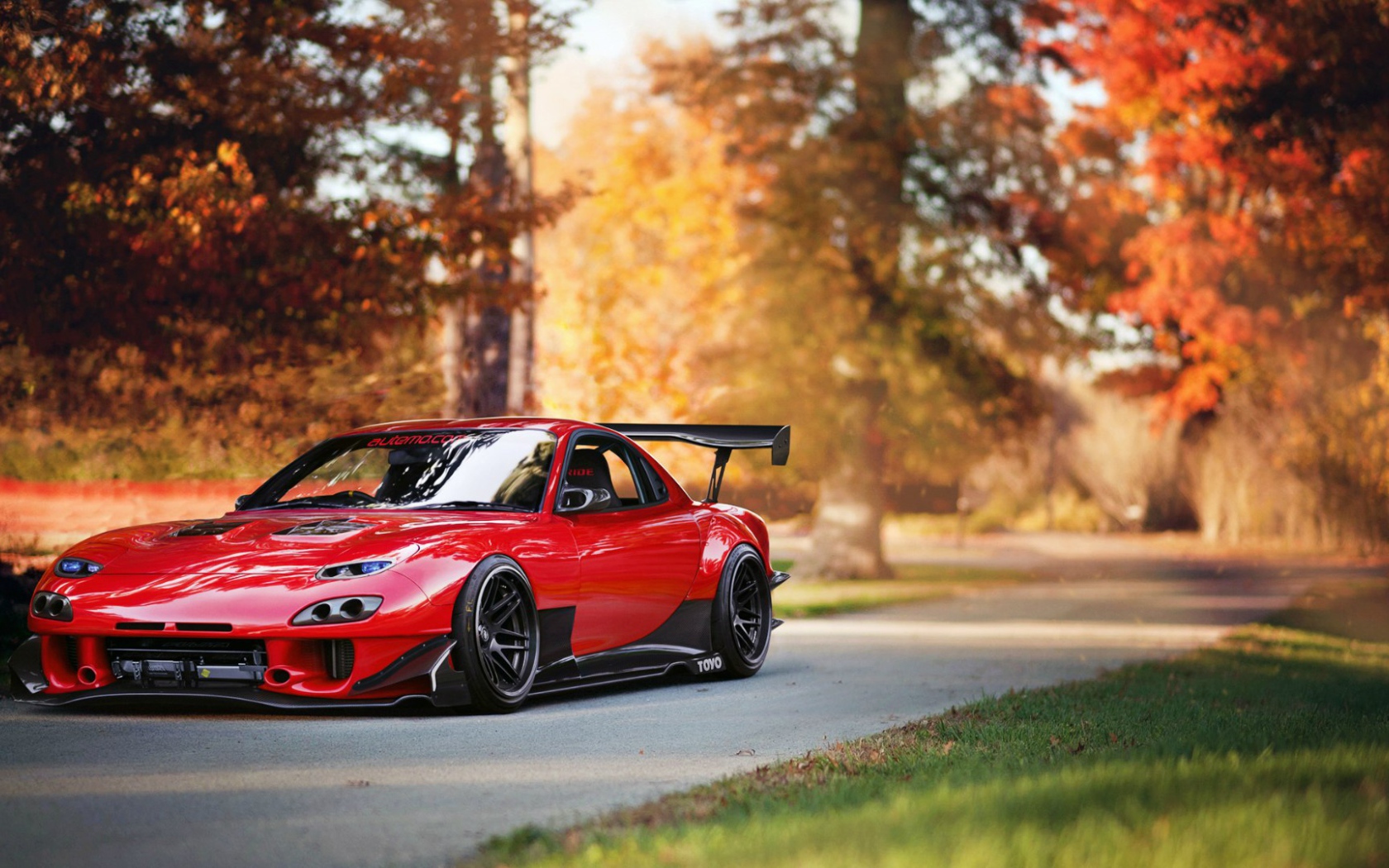 Красная Mazda RX-7