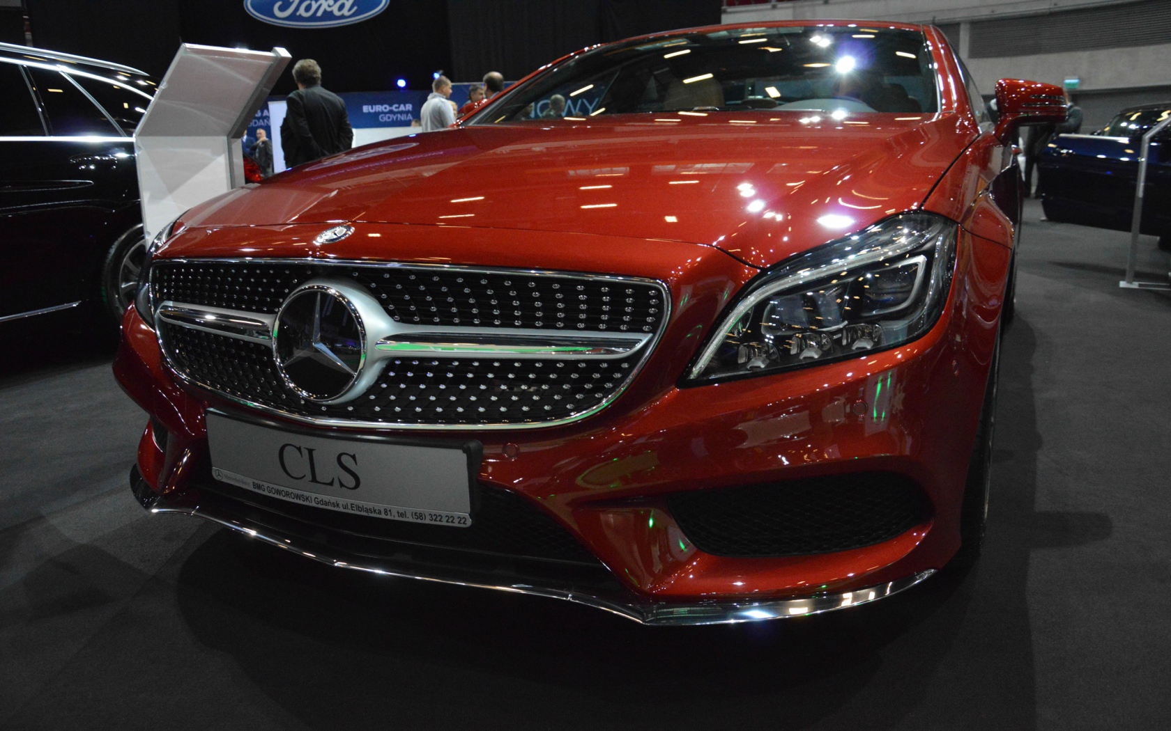 Красный Mercedes-Benz CLS на автосалоне