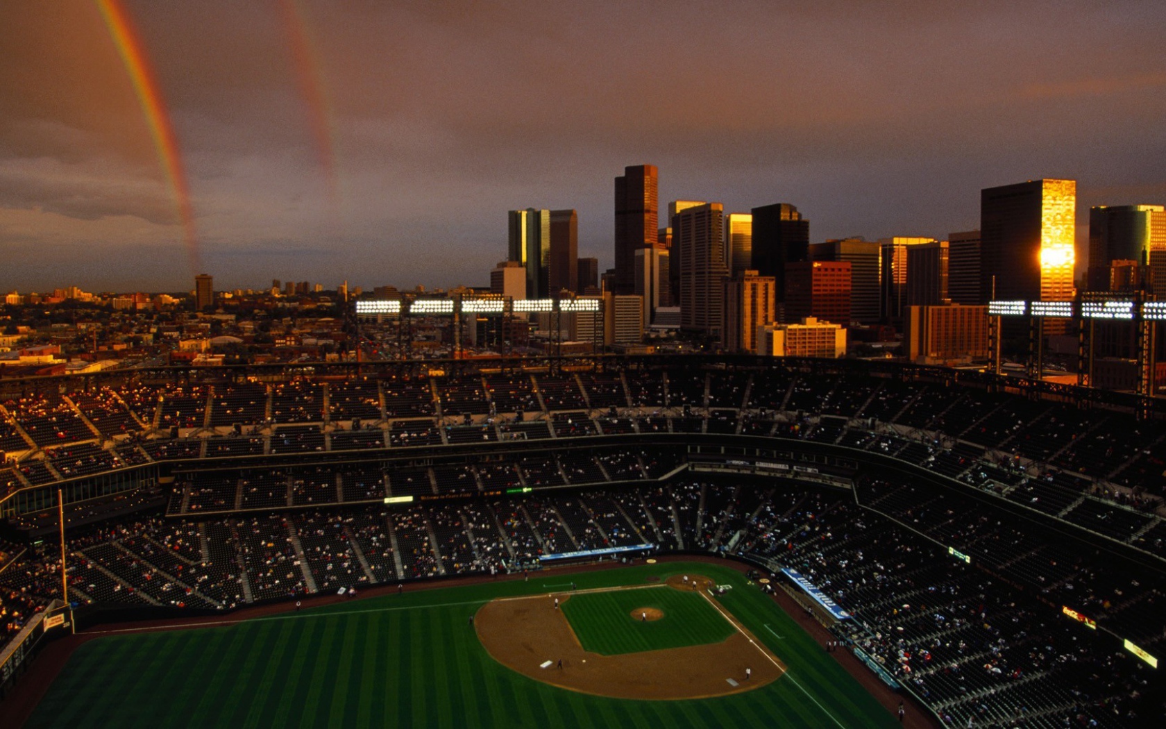 Двойная радуга над бейсбольным стадионом