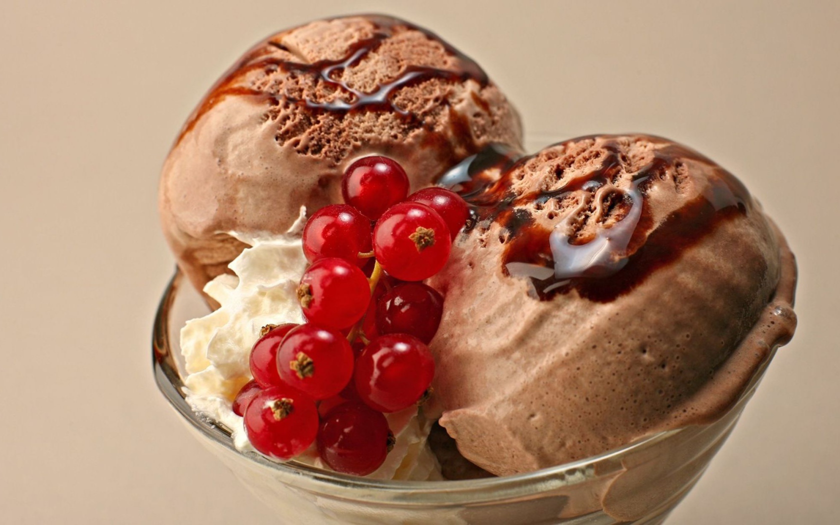 Шоколадное мороженое со смородиной