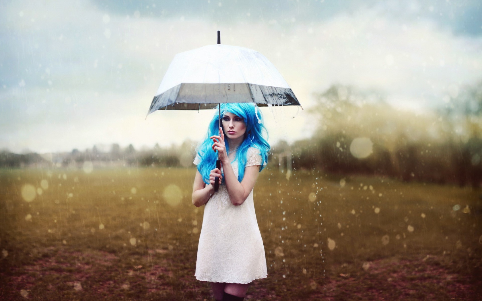 Синеволосая девушка под белым зонтом
