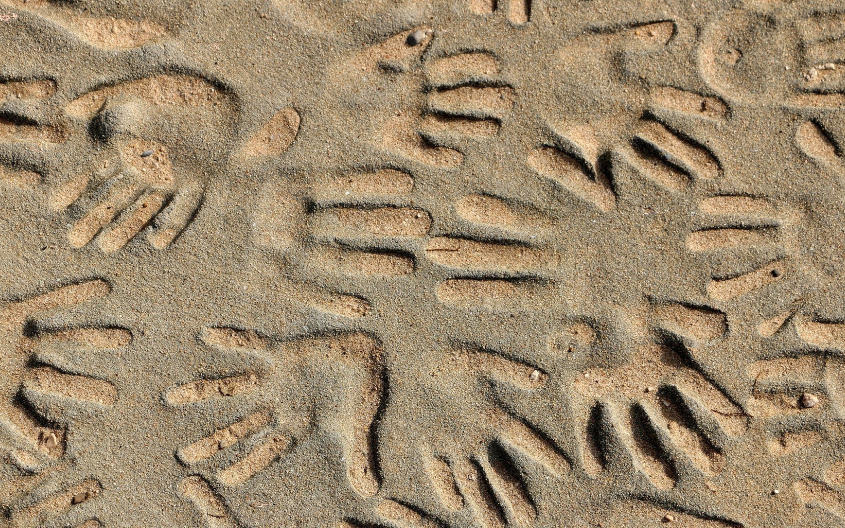 Следы рук на песке