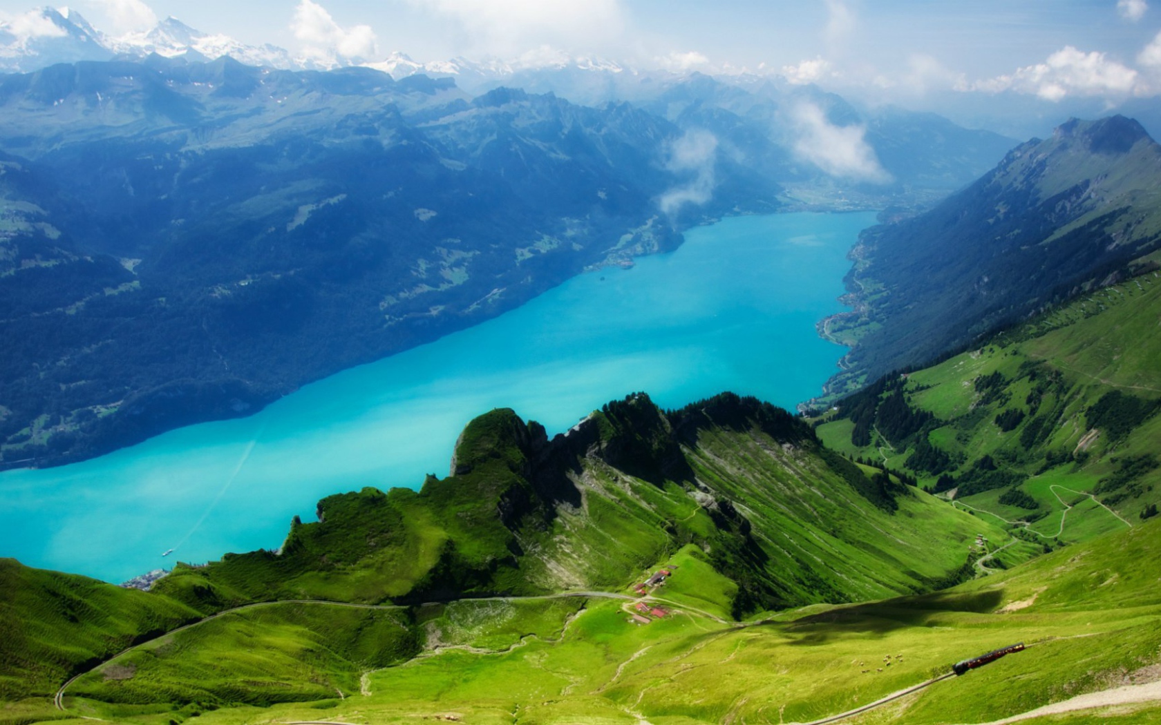 Голубое озеро среди гор в Альпах